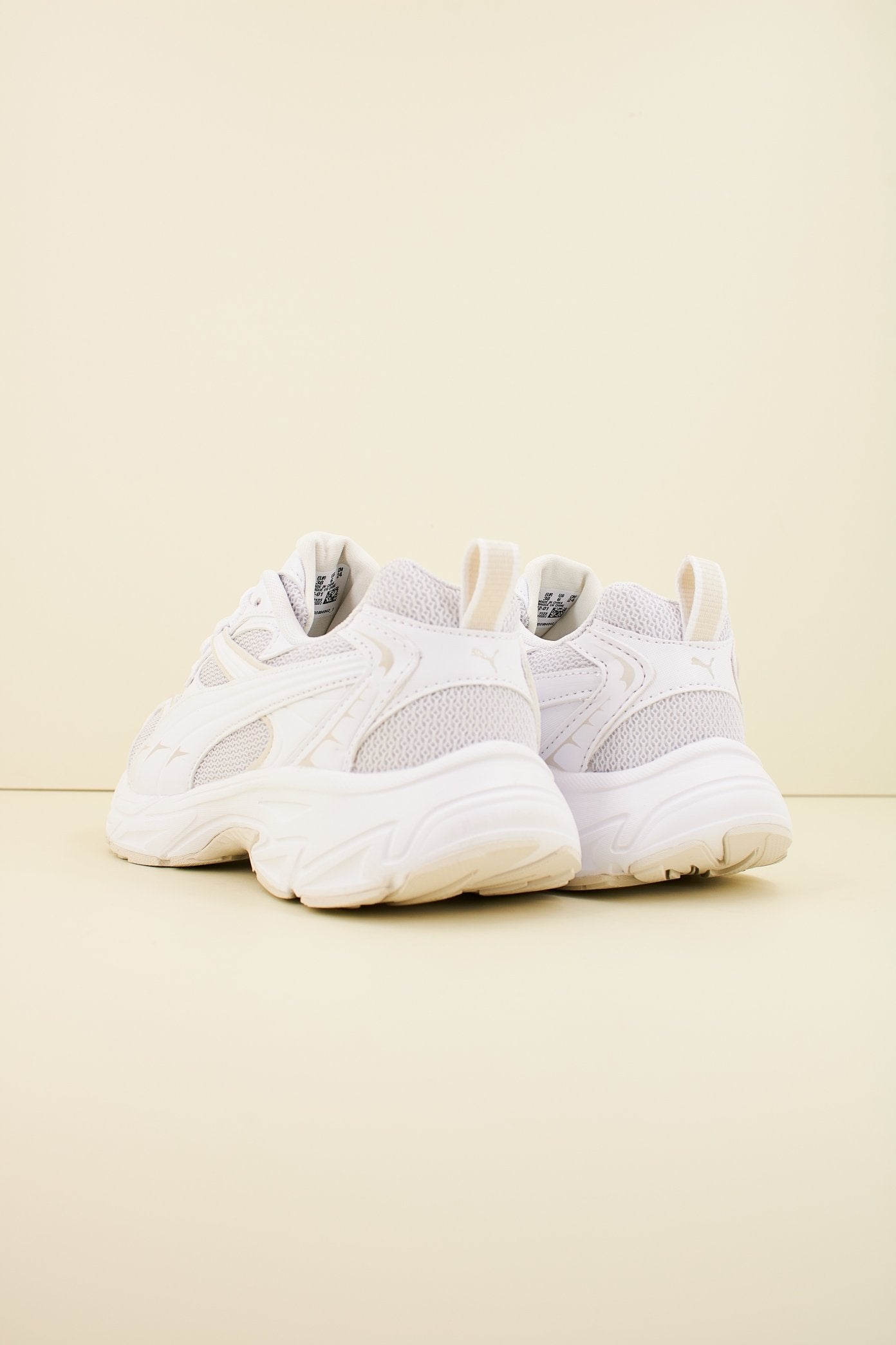 PUMA PUMA MORPHIC BASE en color BLANCO  (3)