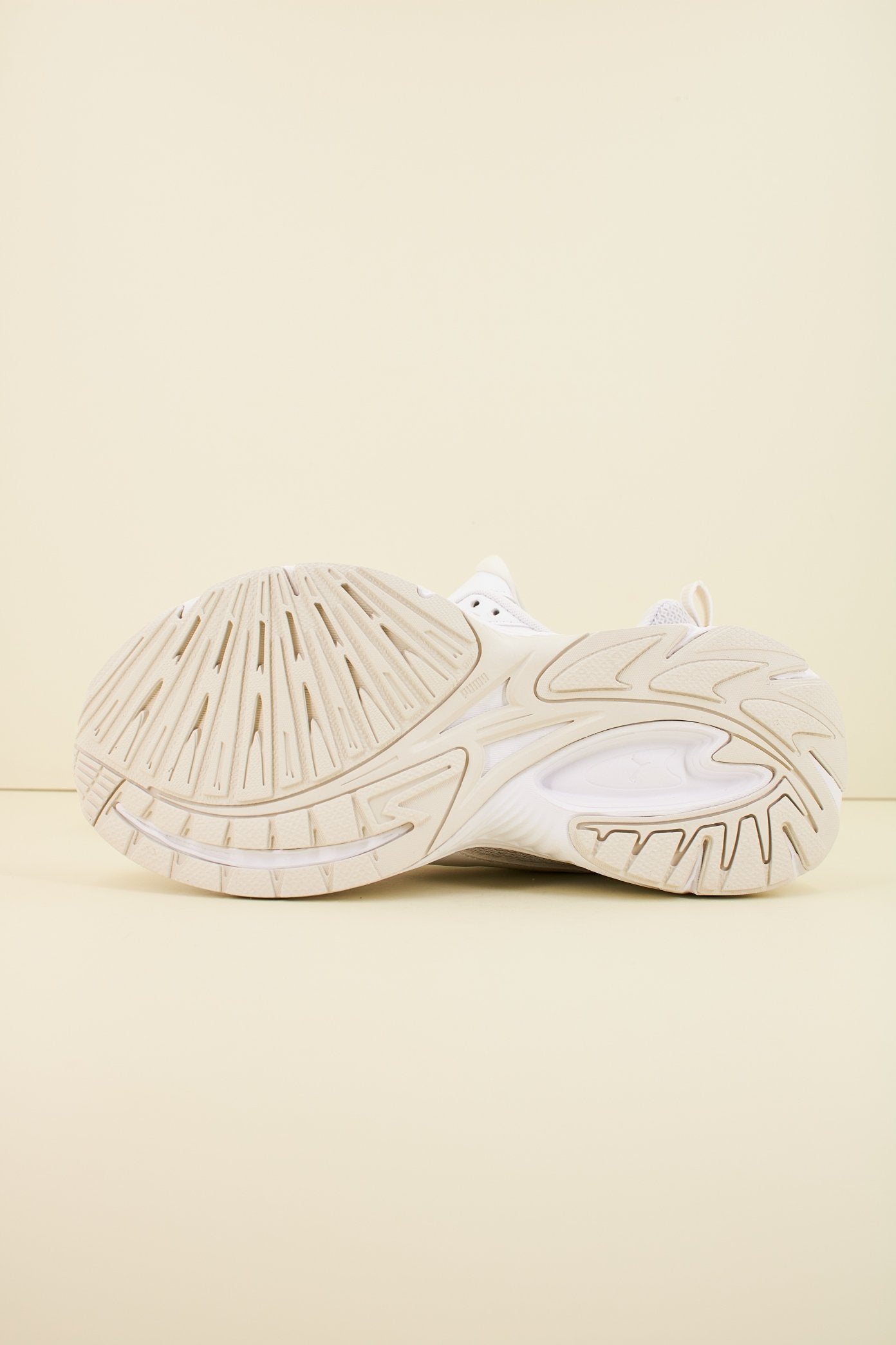 PUMA PUMA MORPHIC BASE en color BLANCO  (4)