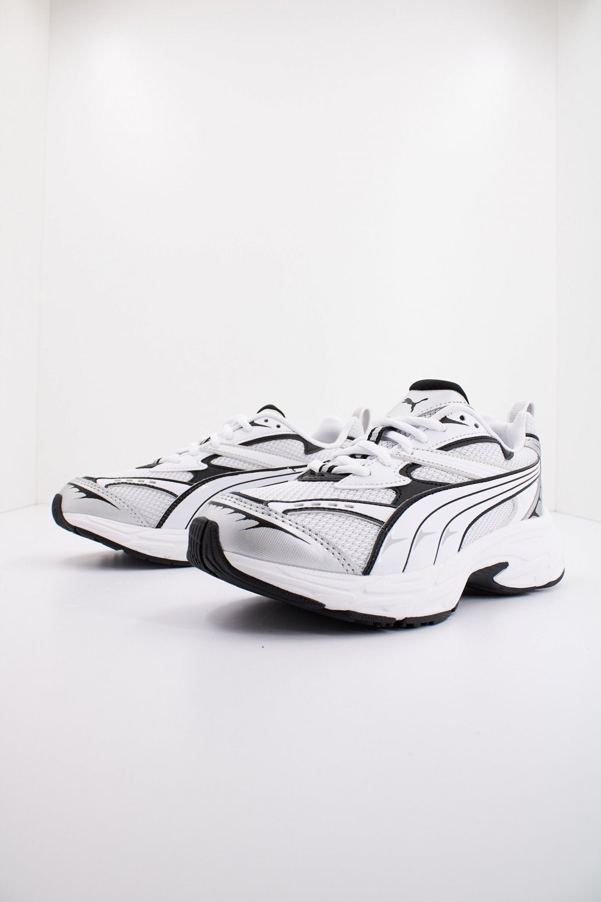 PUMA PUMA MORPHIC BASE en color BLANCO  (2)