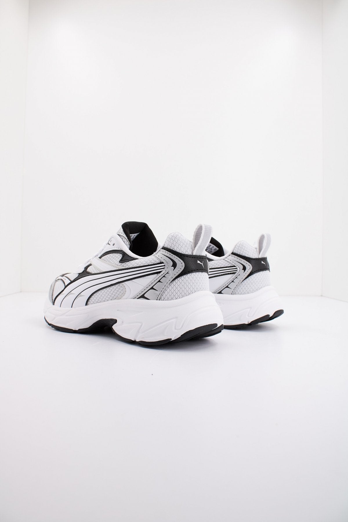 PUMA PUMA MORPHIC BASE en color BLANCO  (3)