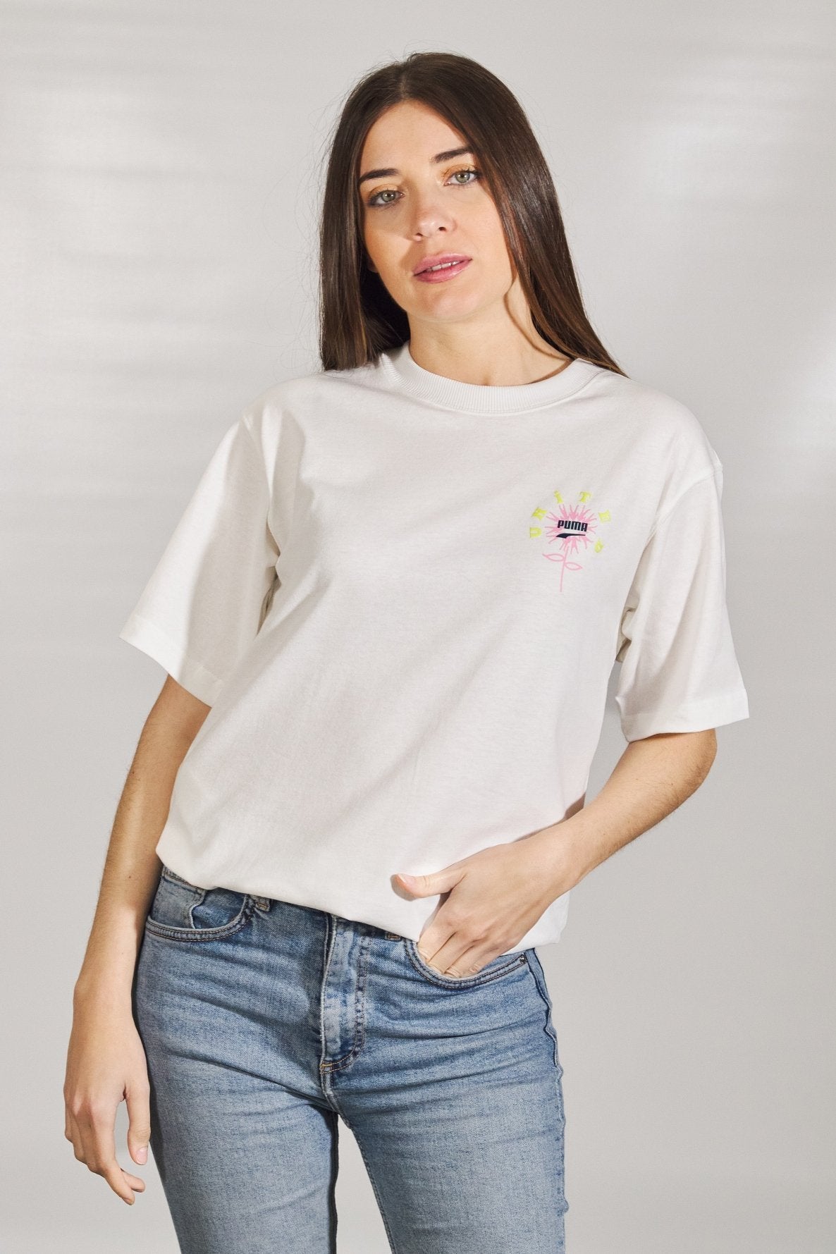 PUMA RELAXED GRAPHIC TEE en color BLANCO  (1)