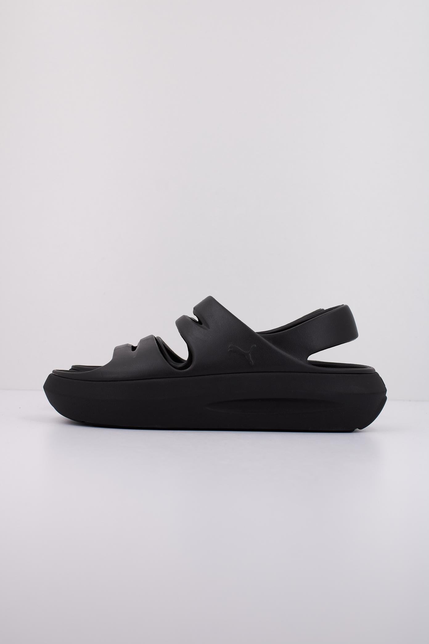 PUMA FLATTER SANDAL en color NEGRO  (1)