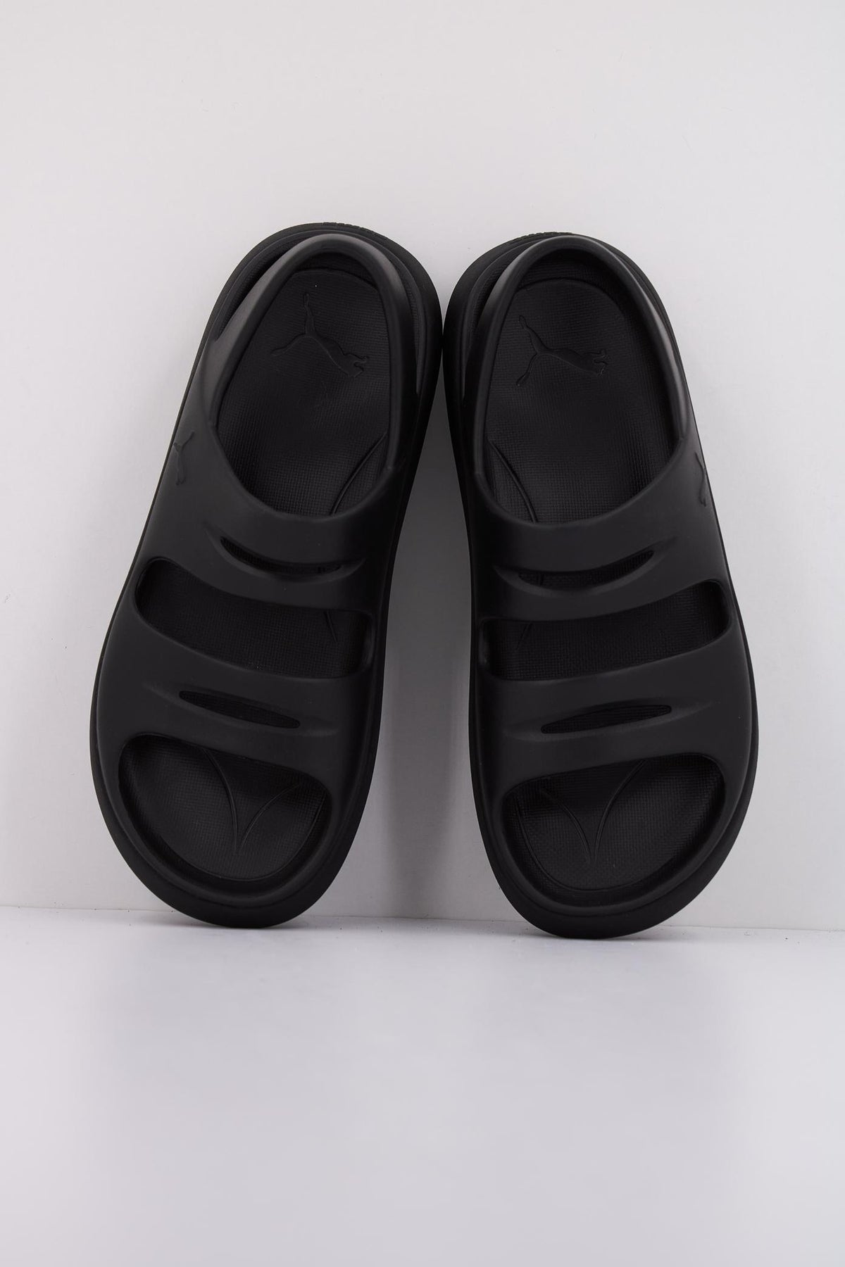 PUMA FLATTER SANDAL en color NEGRO  (3)