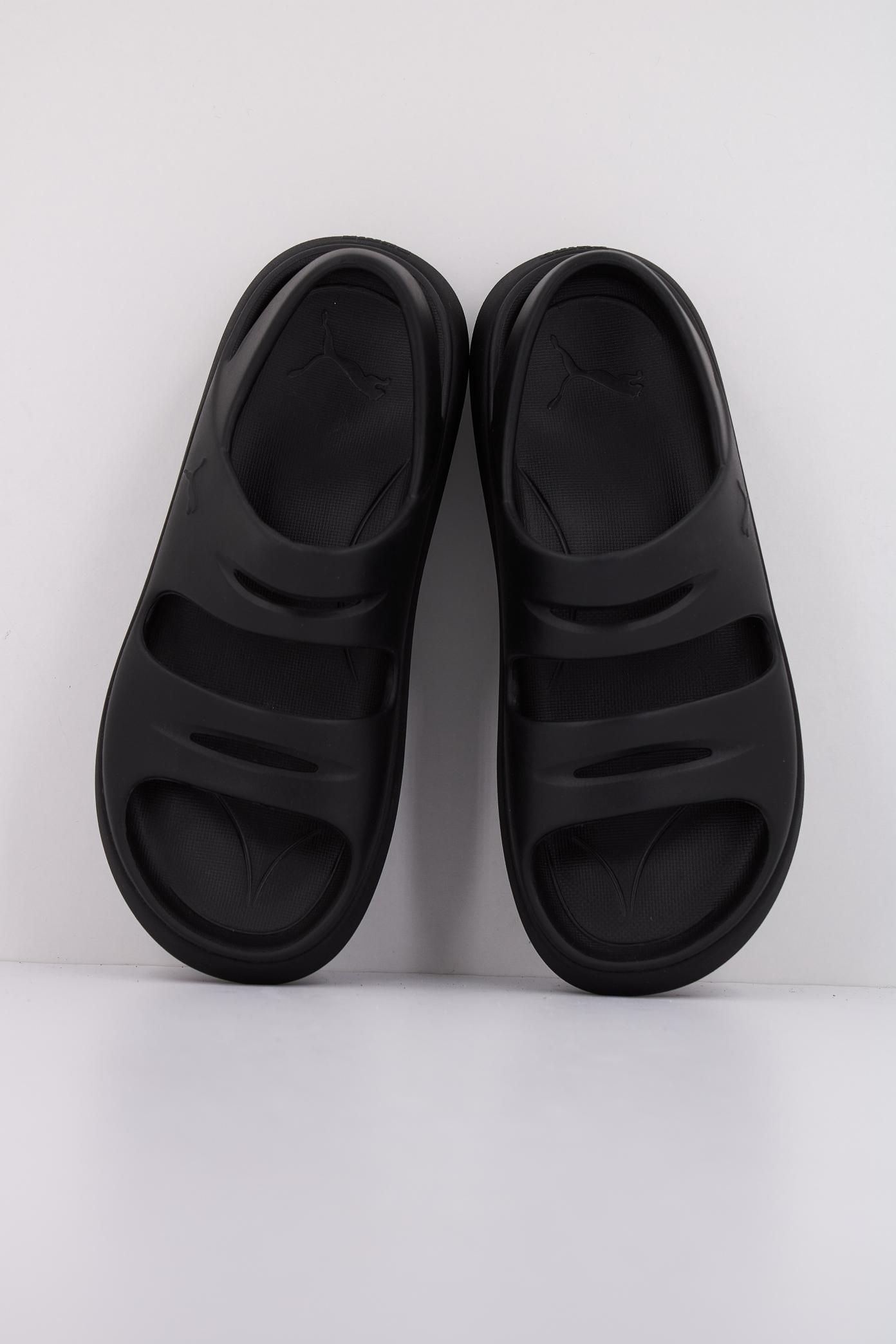 PUMA FLATTER SANDAL en color NEGRO  (3)