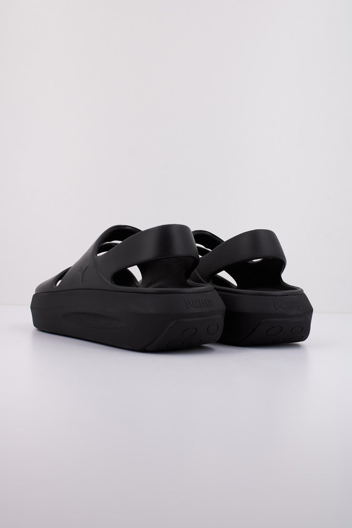 PUMA FLATTER SANDAL en color NEGRO  (4)