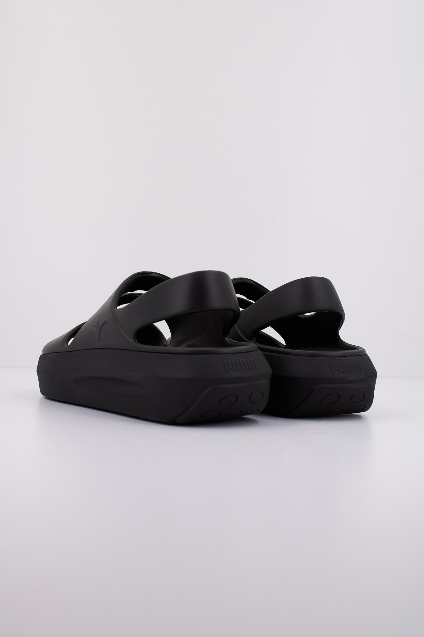 PUMA FLATTER SANDAL en color NEGRO  (4)