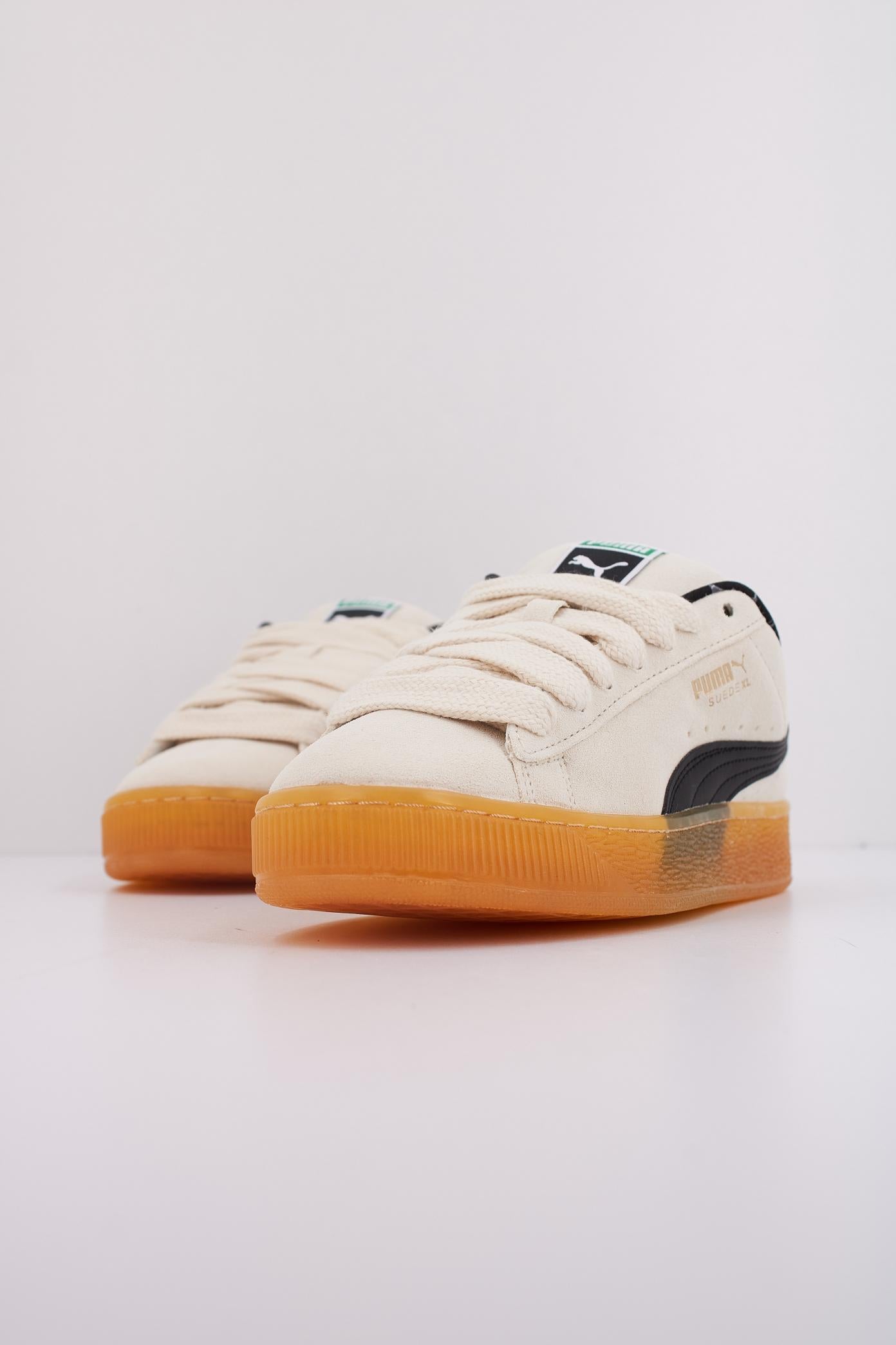 PUMA SUEDE XL DARK RISK en color BLANCO  (2)
