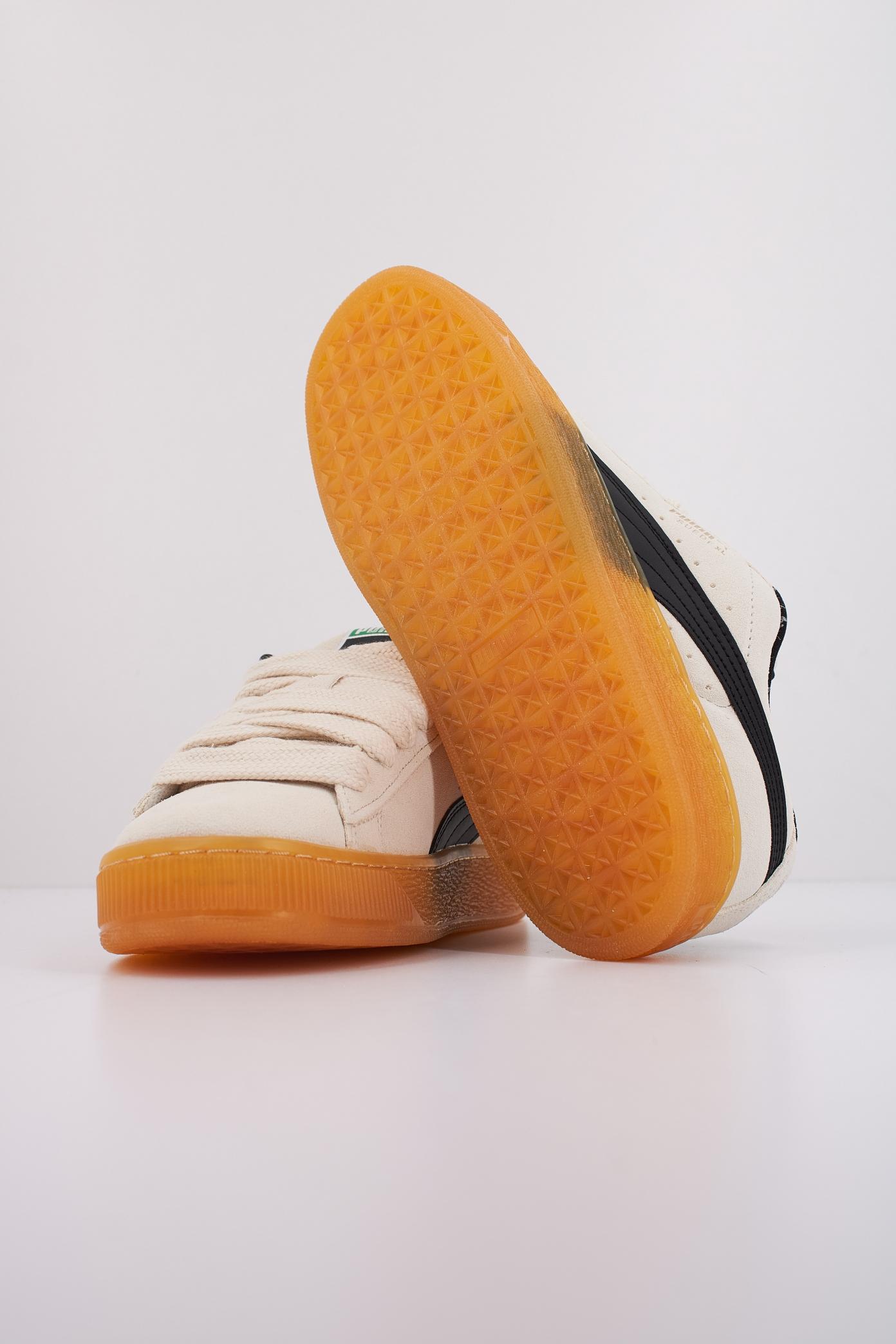 PUMA SUEDE XL DARK RISK en color BLANCO  (5)