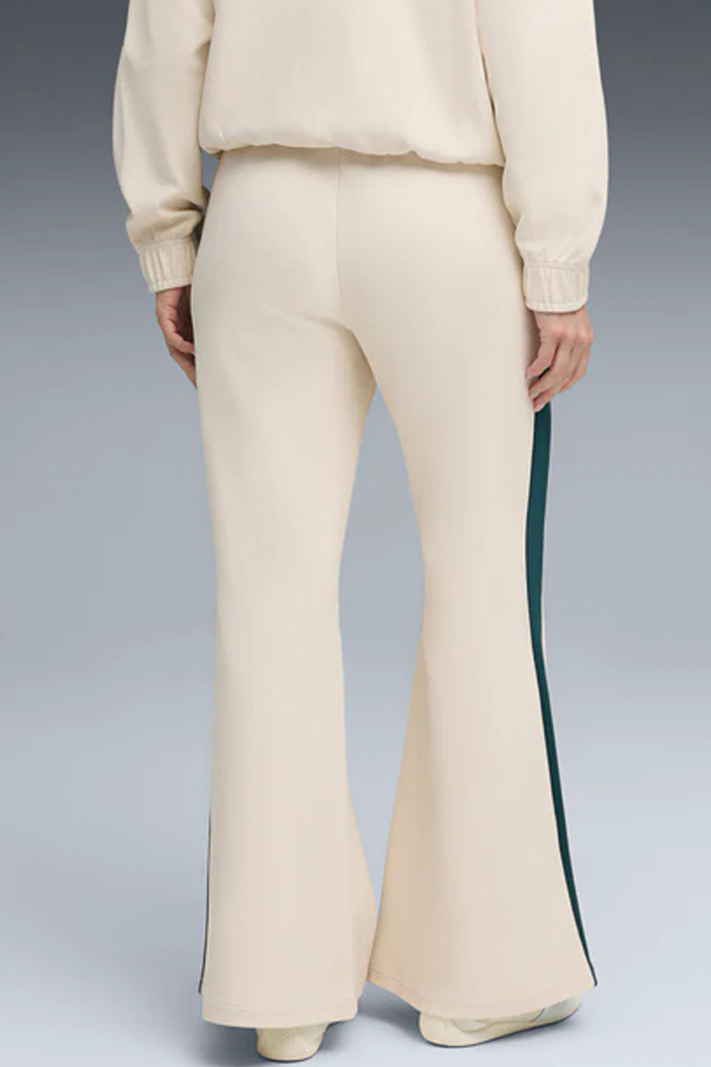 PUMA FLARED PANTS en color BLANCO  (2)