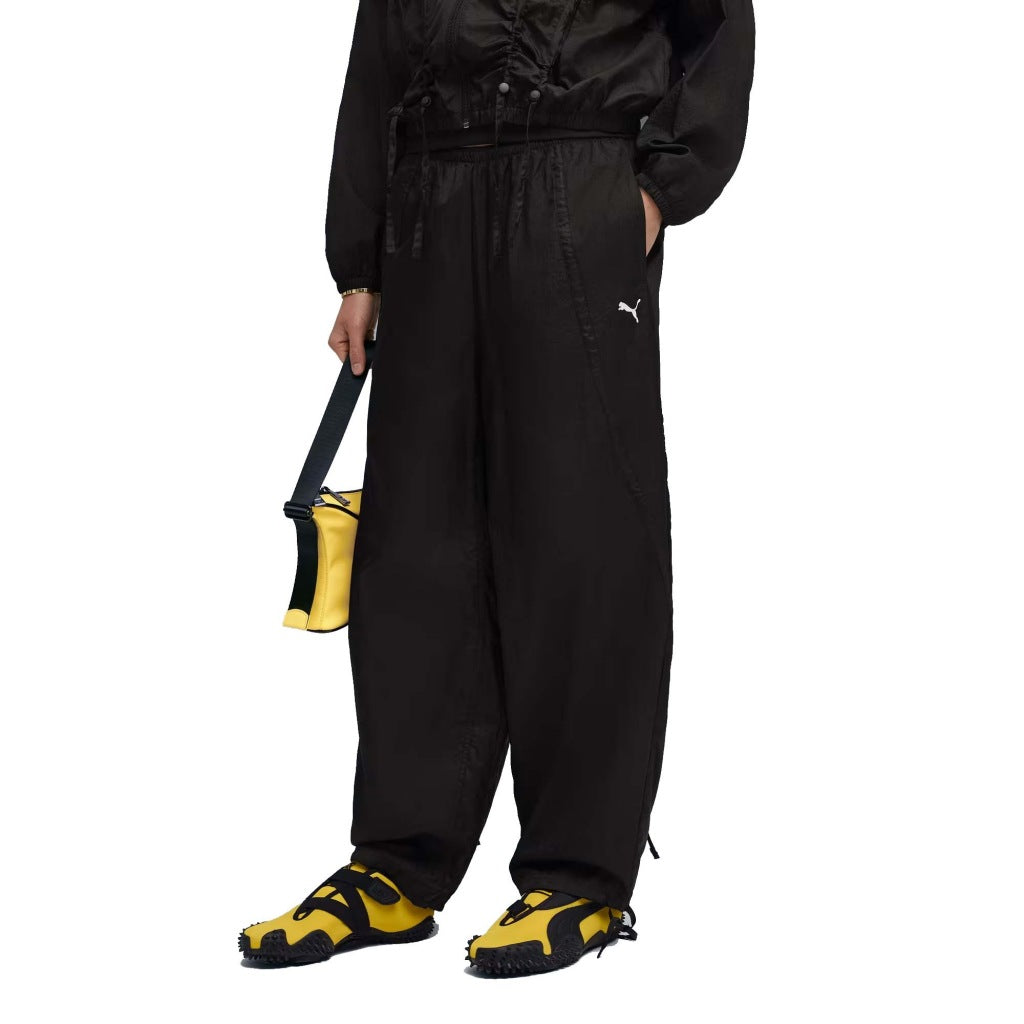 PUMA  DARE TO WOVEN PANTS  en color NEGRO  (1)