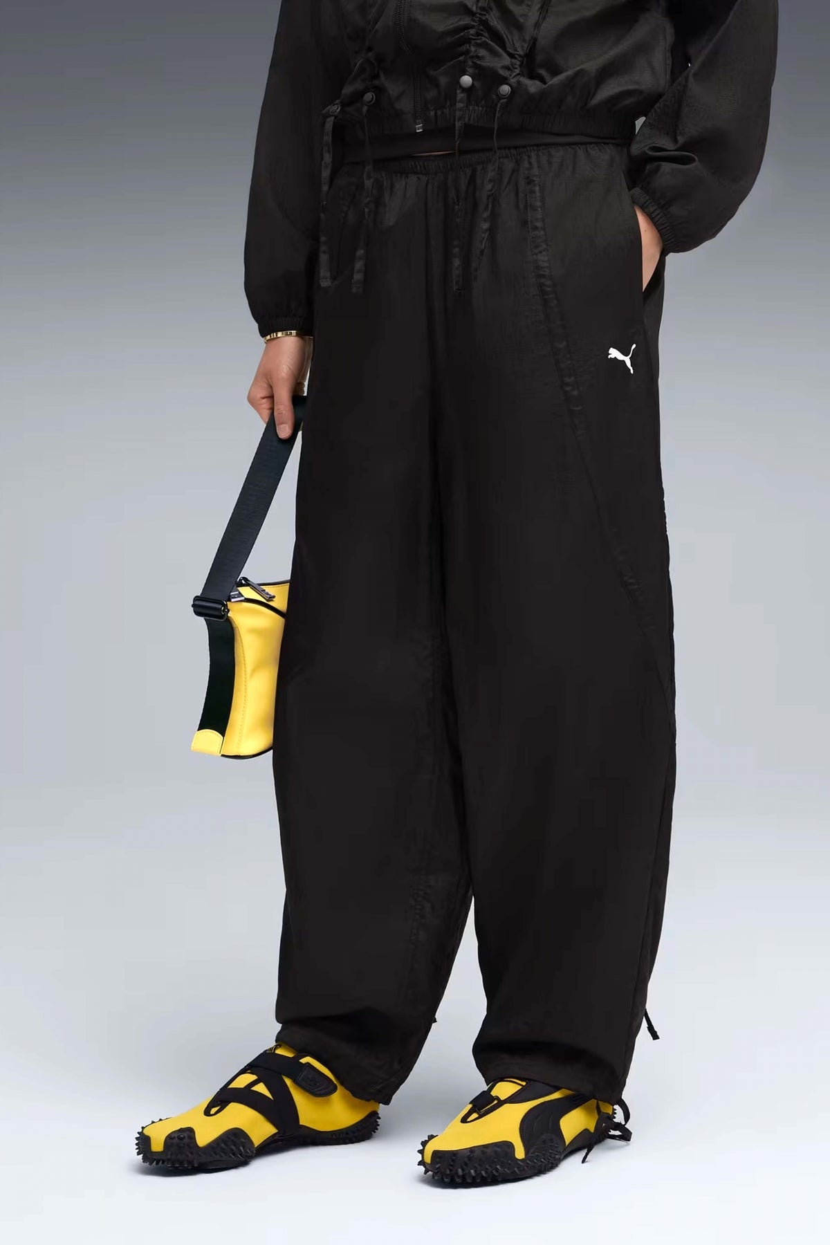 PUMA  DARE TO WOVEN PANTS  en color NEGRO  (1)