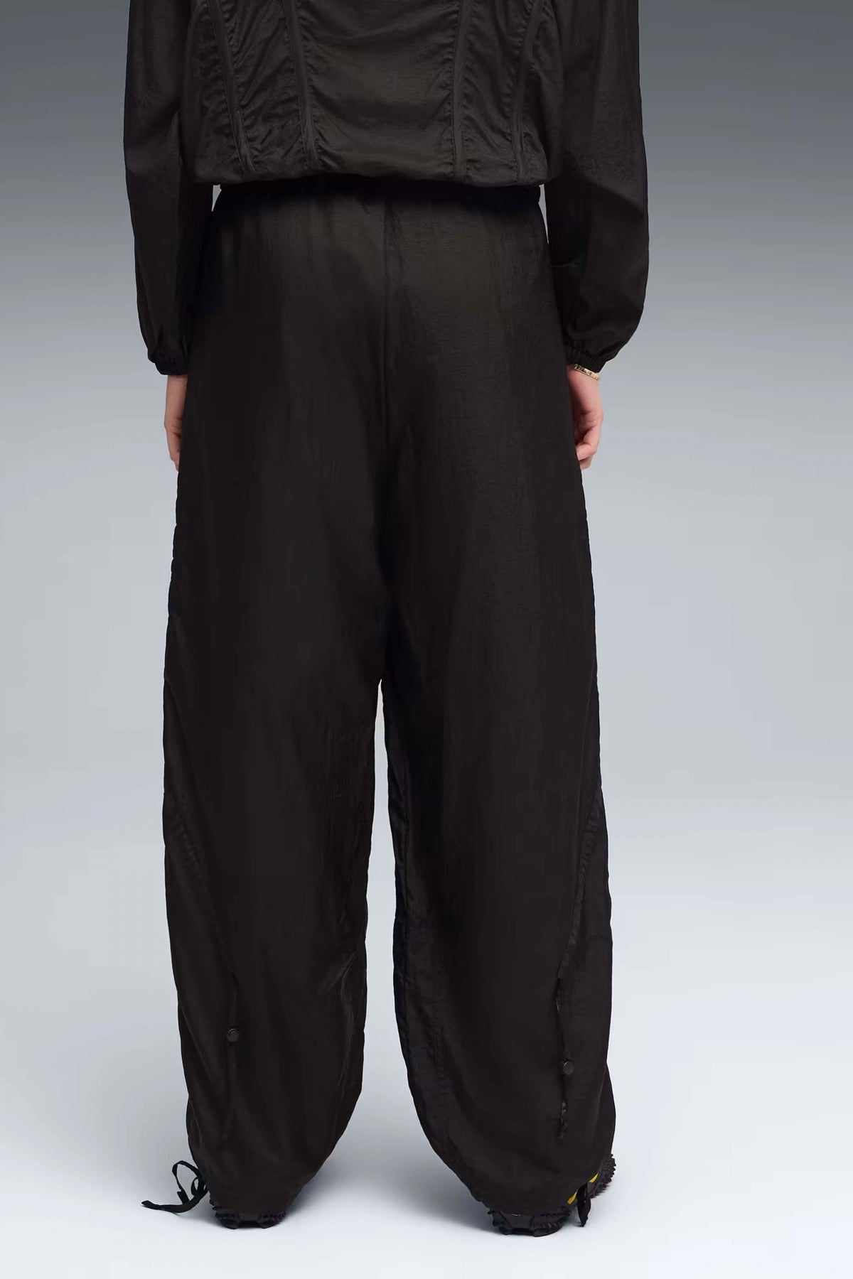 PUMA  DARE TO WOVEN PANTS  en color NEGRO  (3)