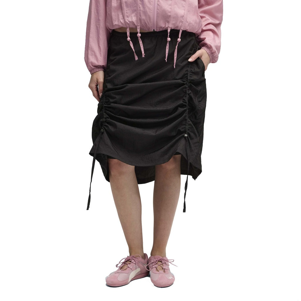 PUMA DARE TO WOVEN MIDI SKIRT en color NEGRO  (1)