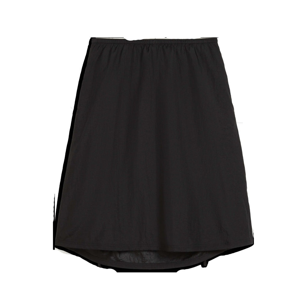 PUMA DARE TO WOVEN MIDI SKIRT en color NEGRO  (2)