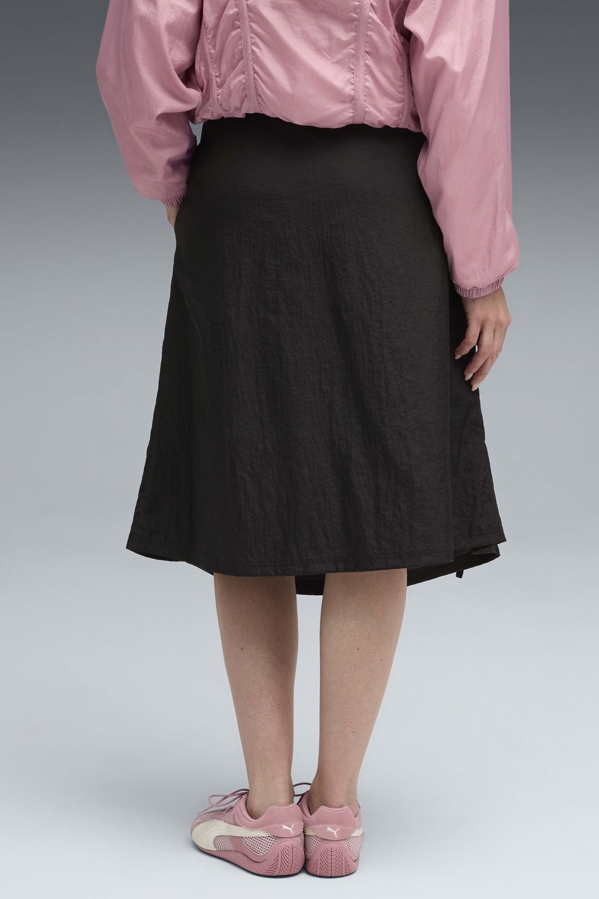 PUMA DARE TO WOVEN MIDI SKIRT en color NEGRO  (3)
