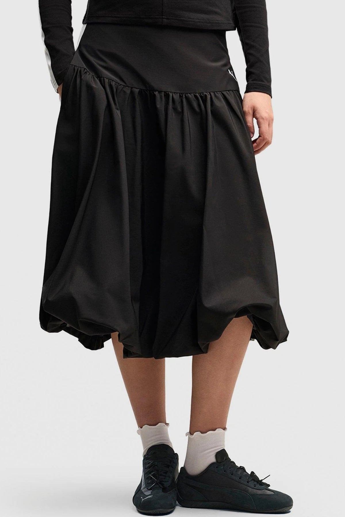 PUMA T BALLOON WOVEN MIDI SKIRT en color NEGRO  (1)