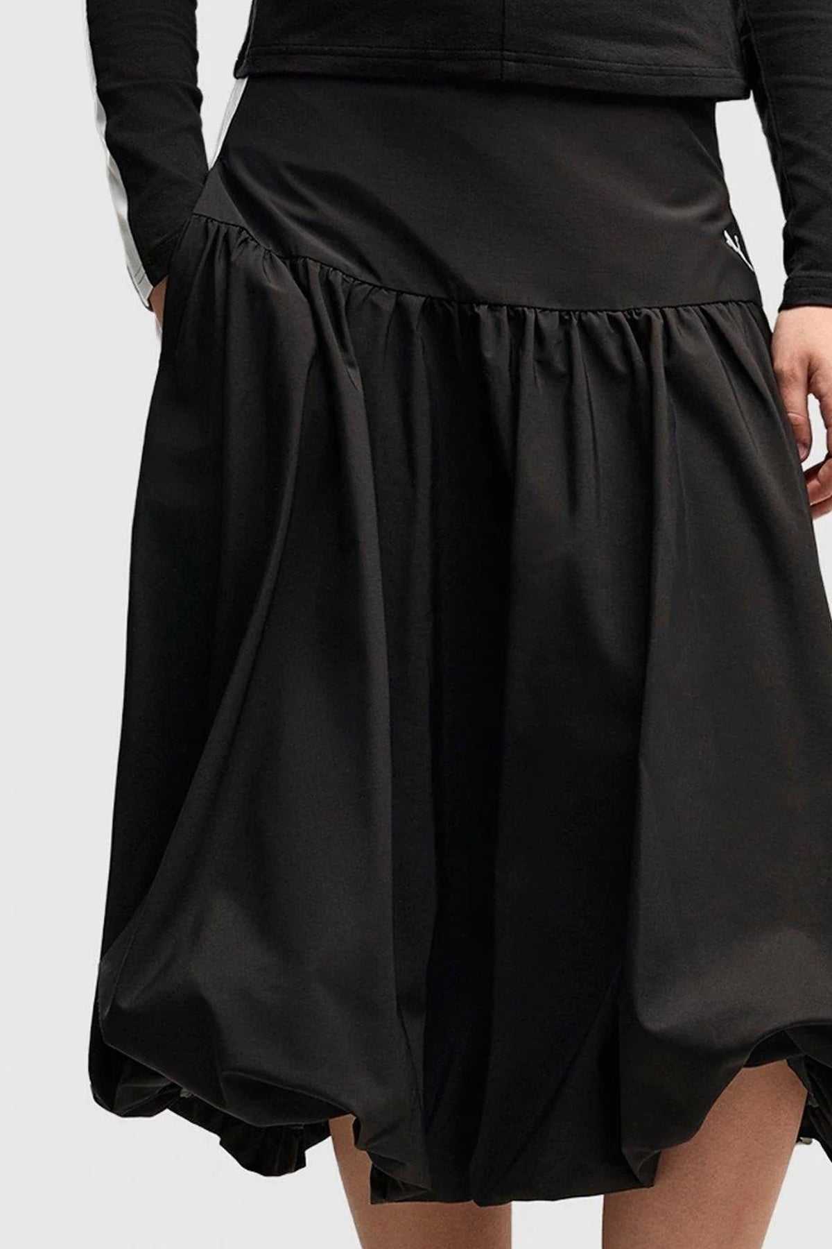 PUMA T BALLOON WOVEN MIDI SKIRT en color NEGRO  (3)