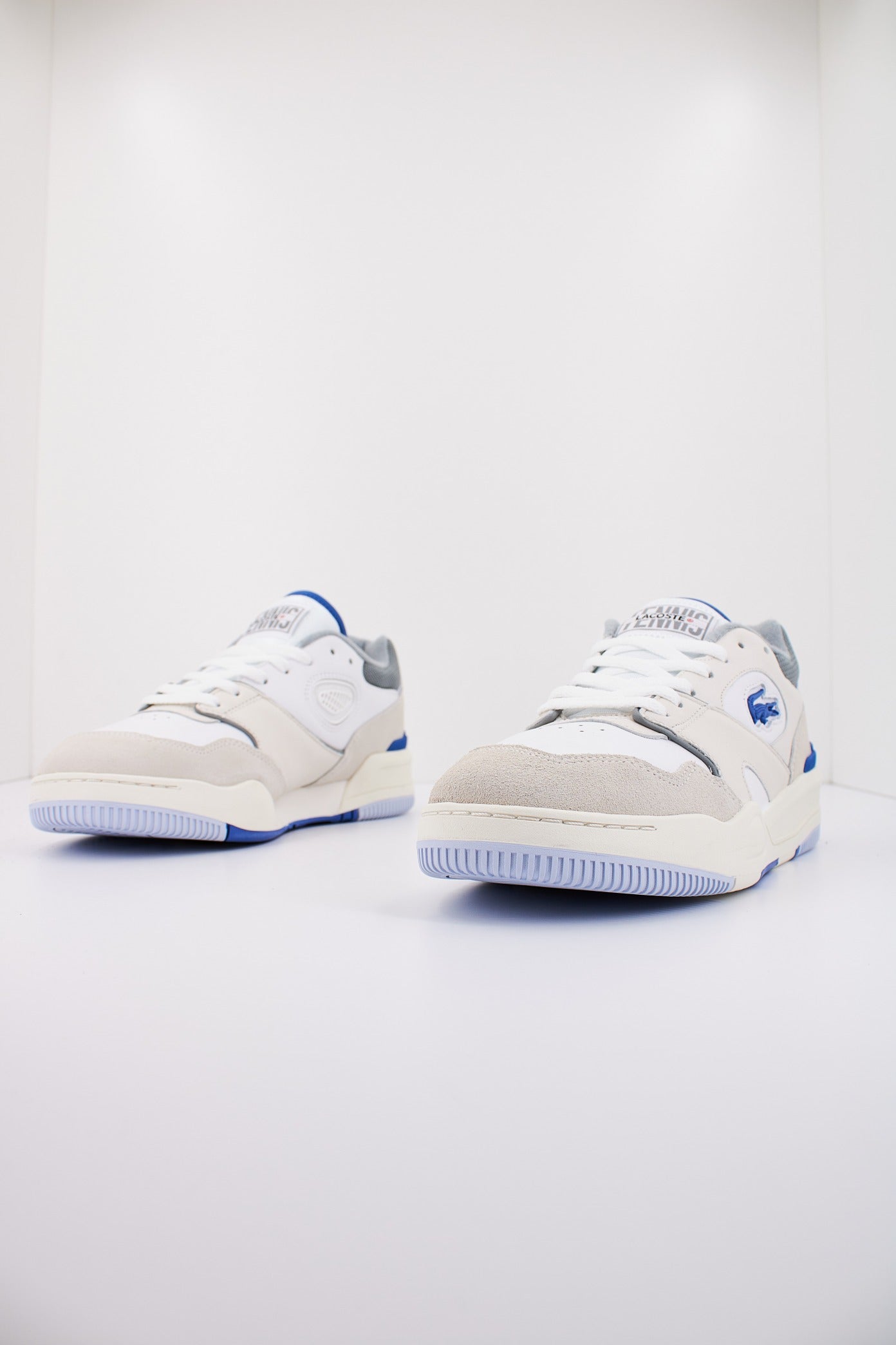 LACOSTE LINESHOT LEATHER LOGO en color BEIS  (2)