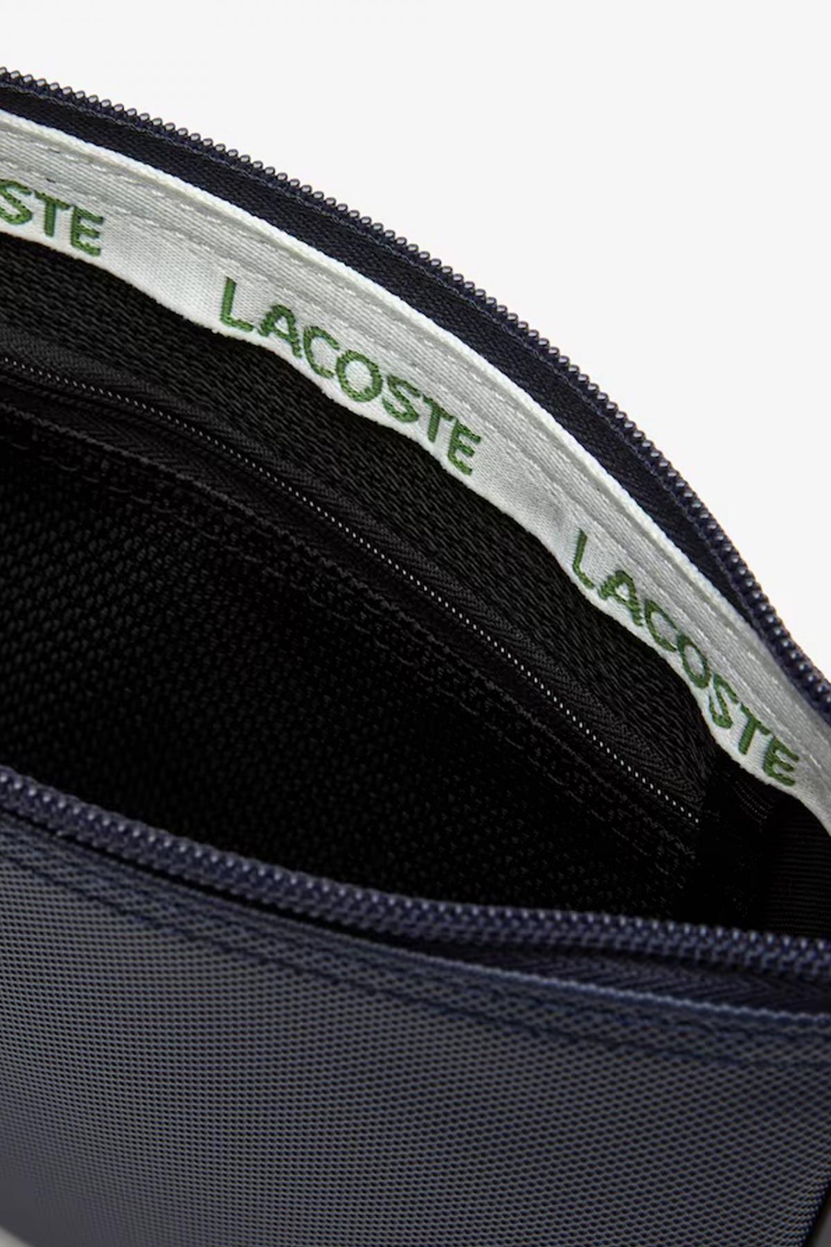 LACOSTE PIQUE SLIMLINE SATCHEL en color AZUL  (4)
