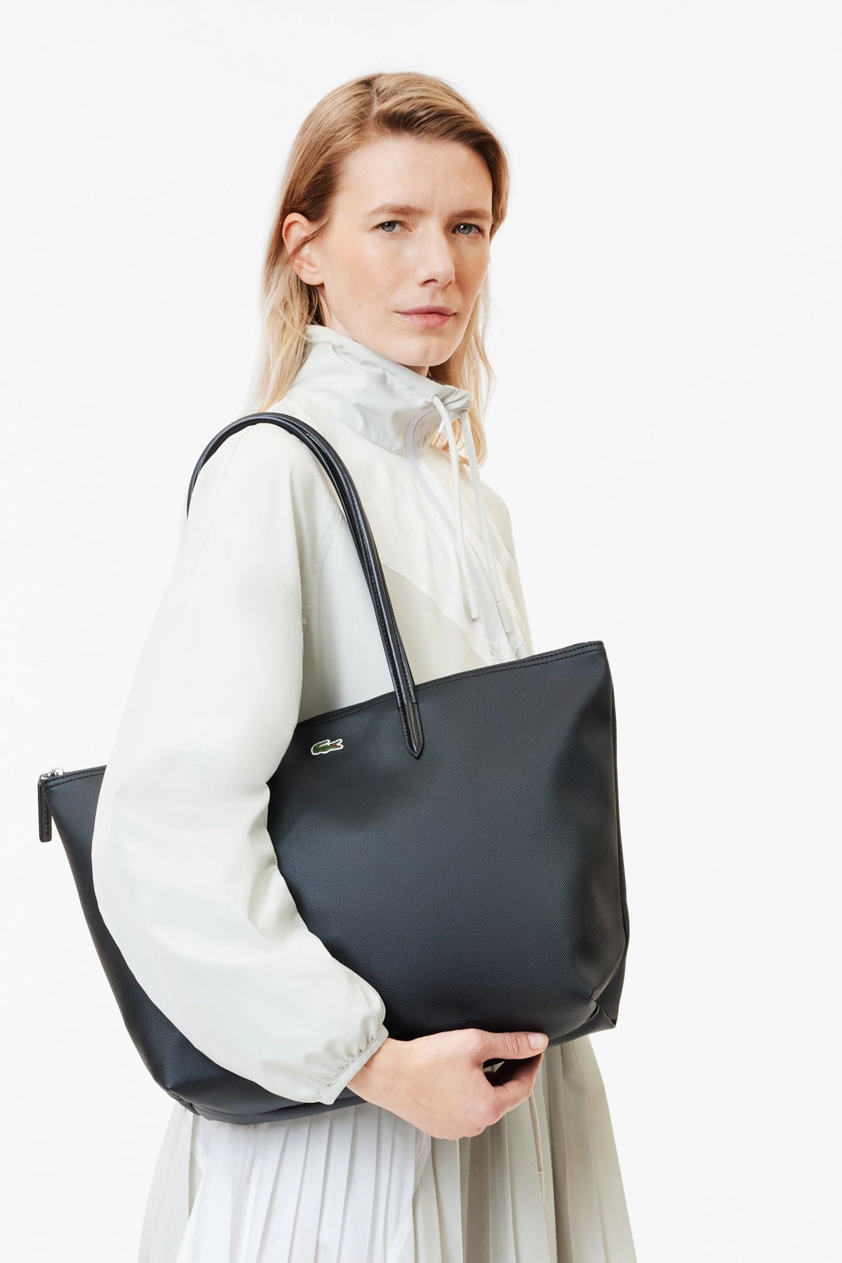 LACOSTE  LARGE COATED CANVAS TOTE en color NEGRO  (4)