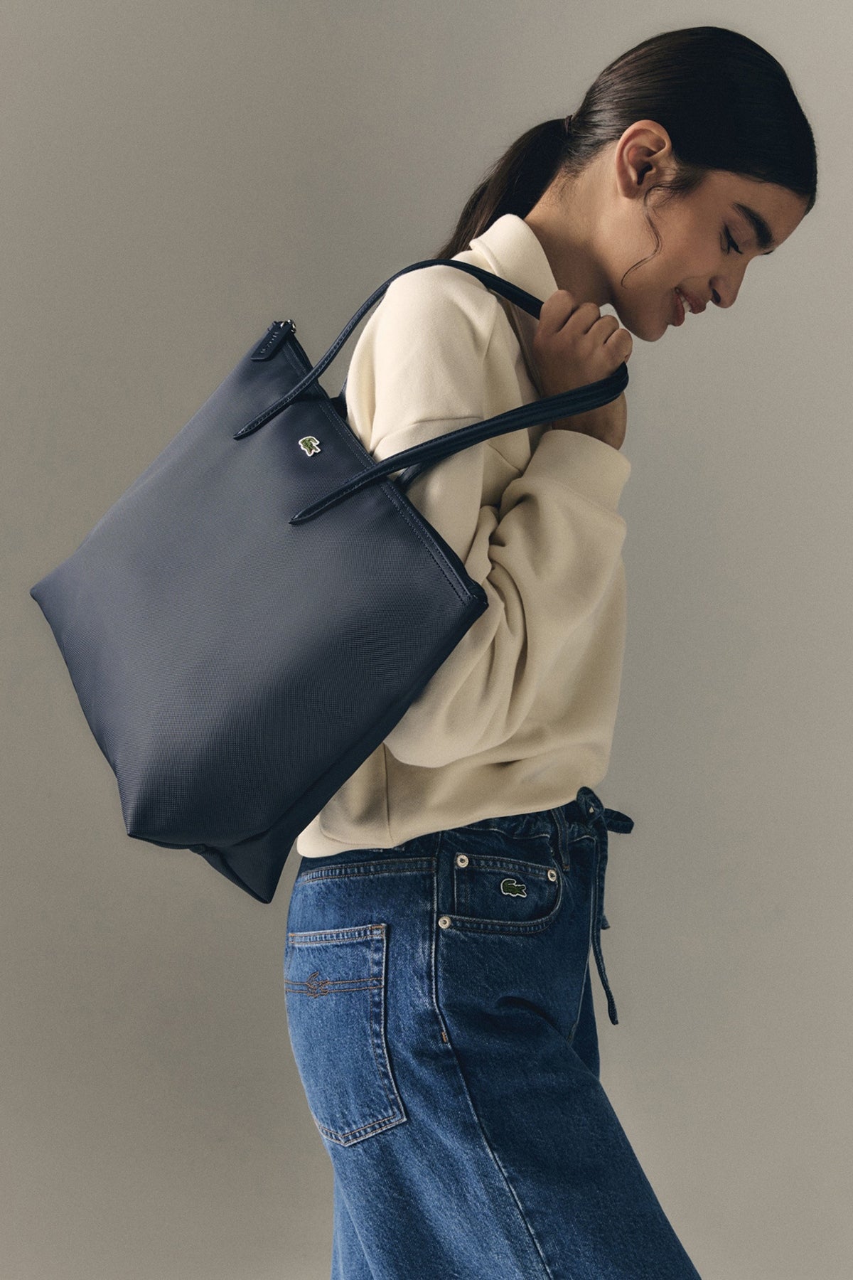 LACOSTE  LARGE COATED CANVAS TOTE en color AZUL  (3)