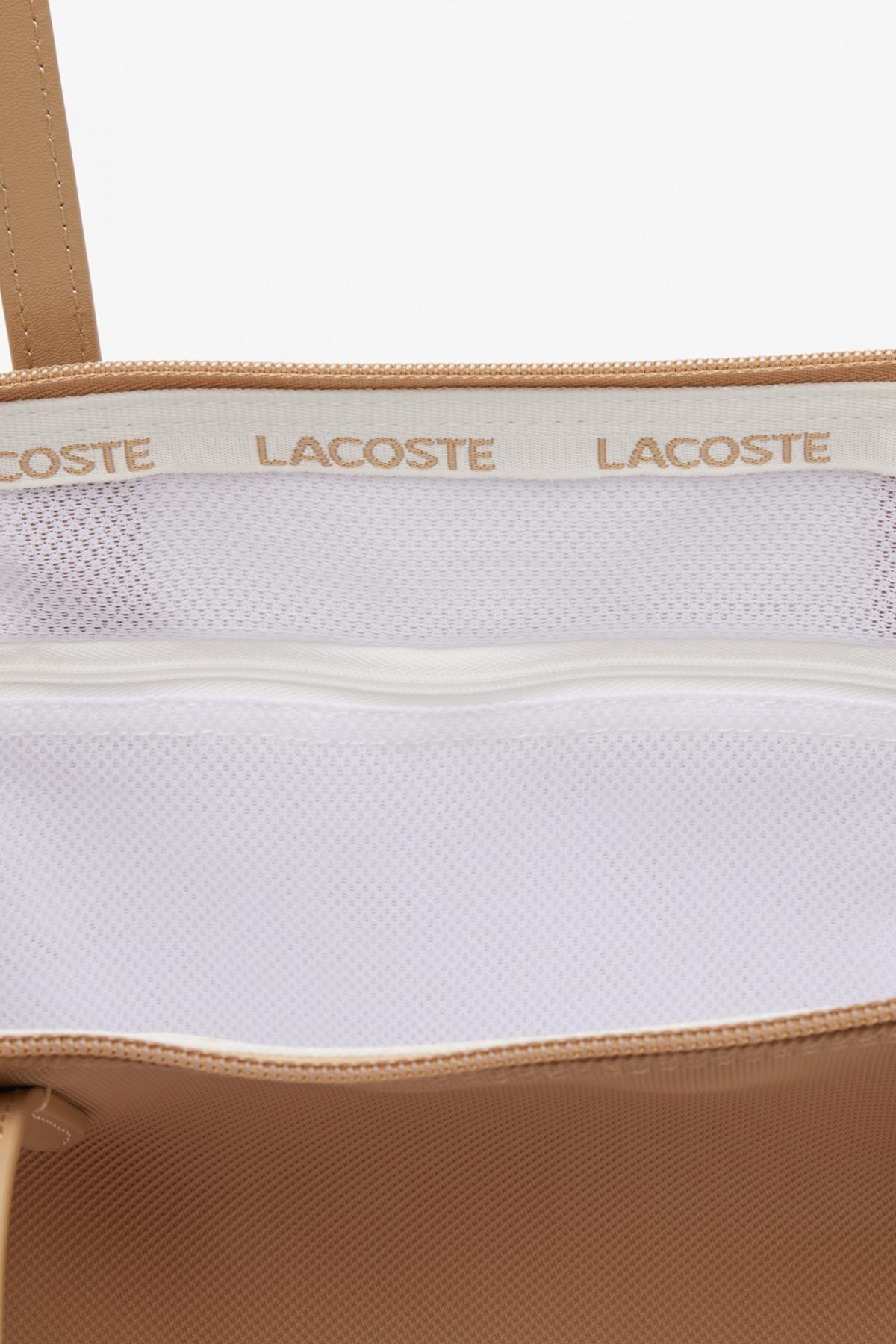 LACOSTE  LARGE COATED CANVAS TOTE en color MARRON CLARO  (3)