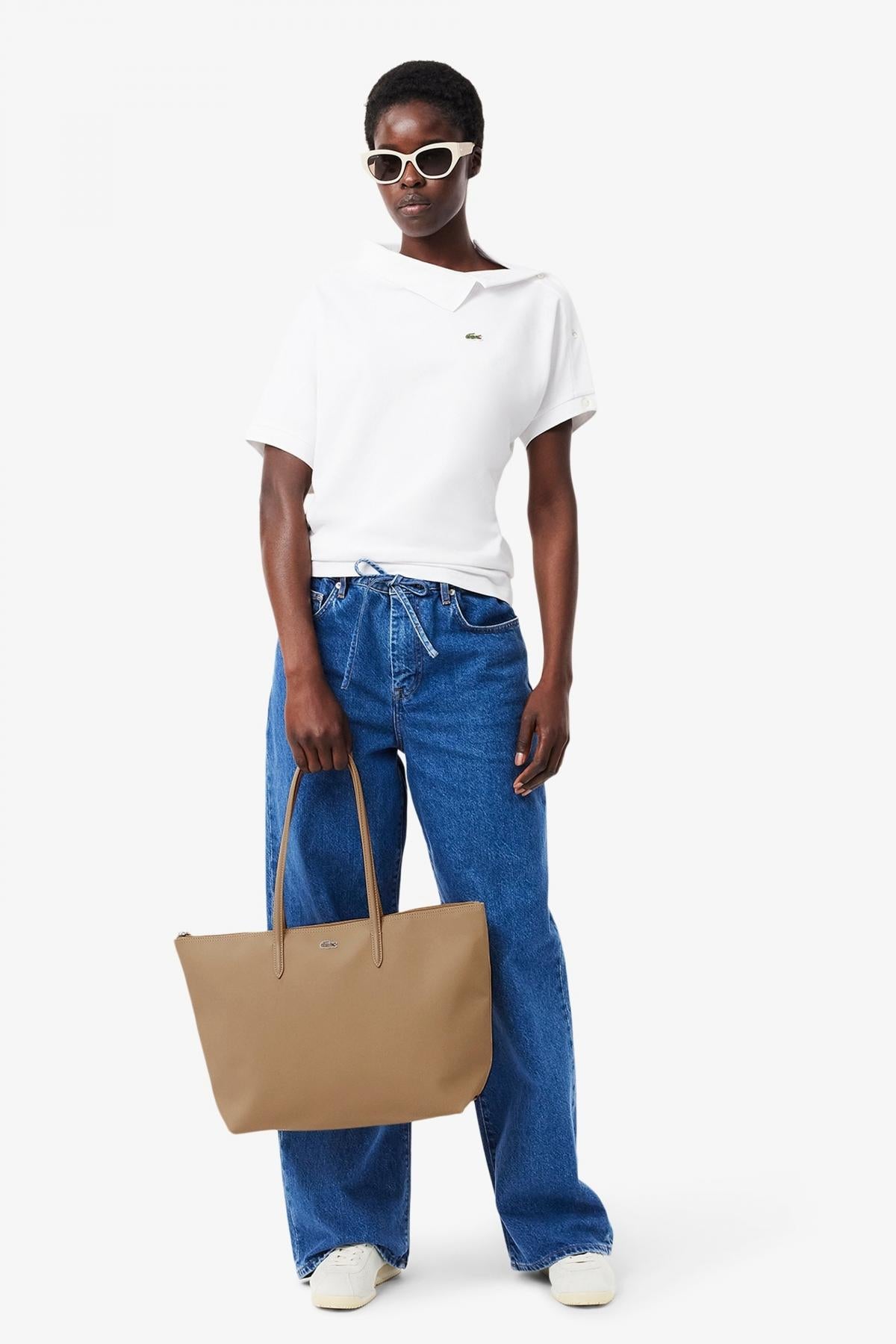 LACOSTE  LARGE COATED CANVAS TOTE en color MARRON CLARO  (4)