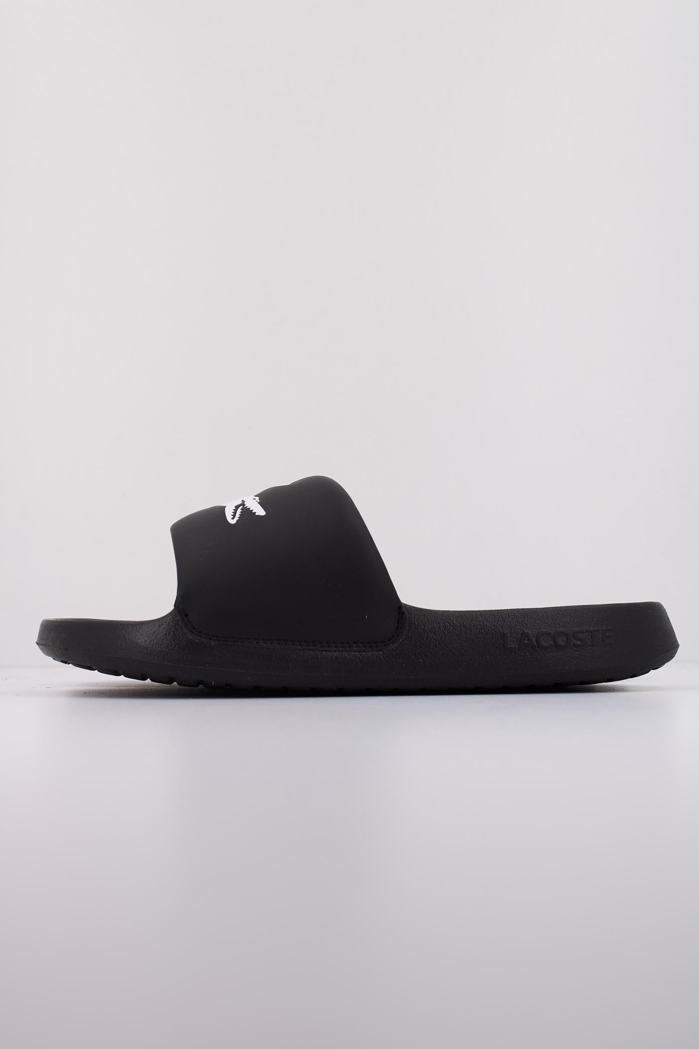 LACOSTE SERVE SLIDE . en color NEGRO  (1)