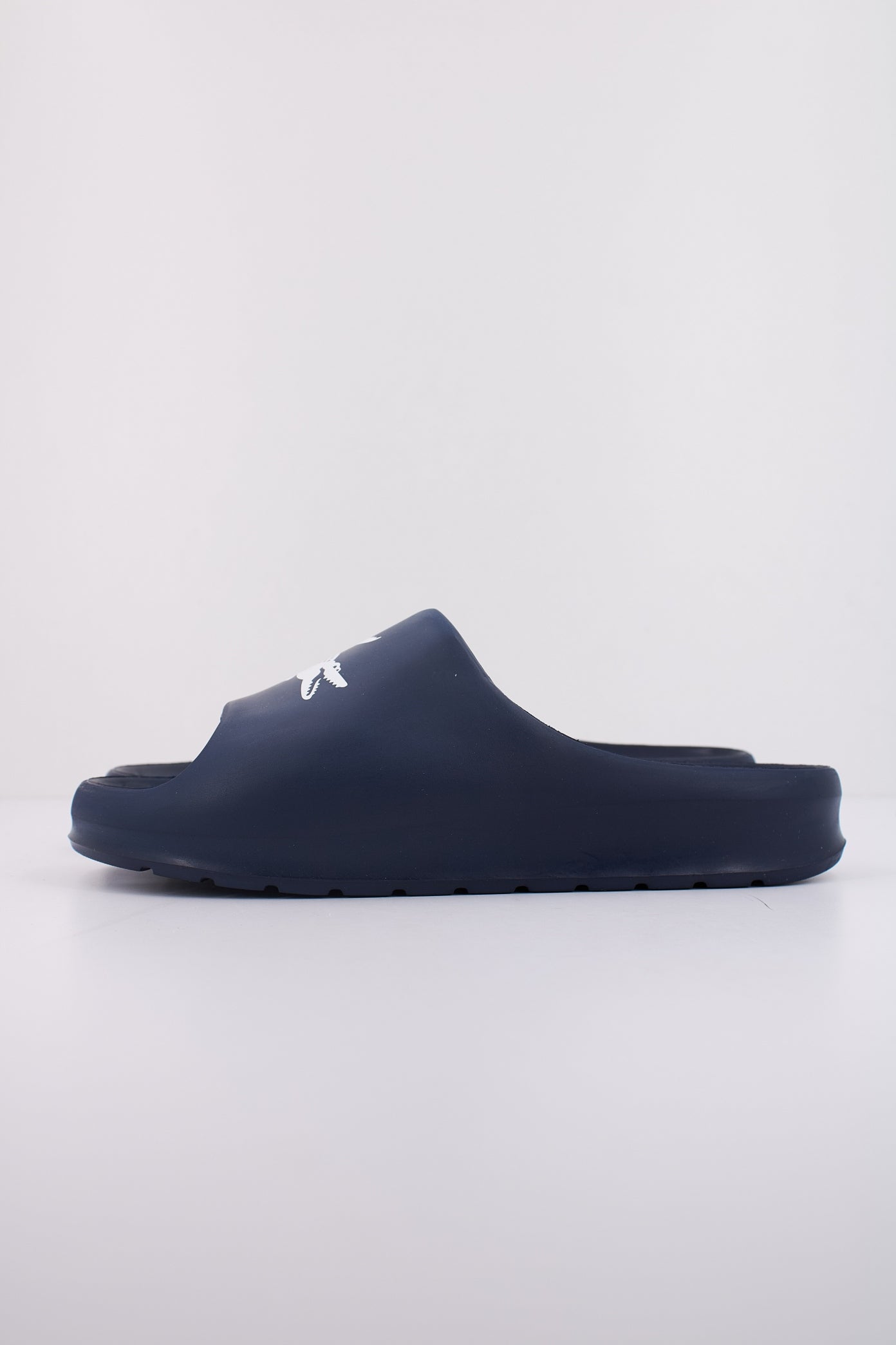 LACOSTE MEN'S SERVE SLIDE . en color AZUL  (1)