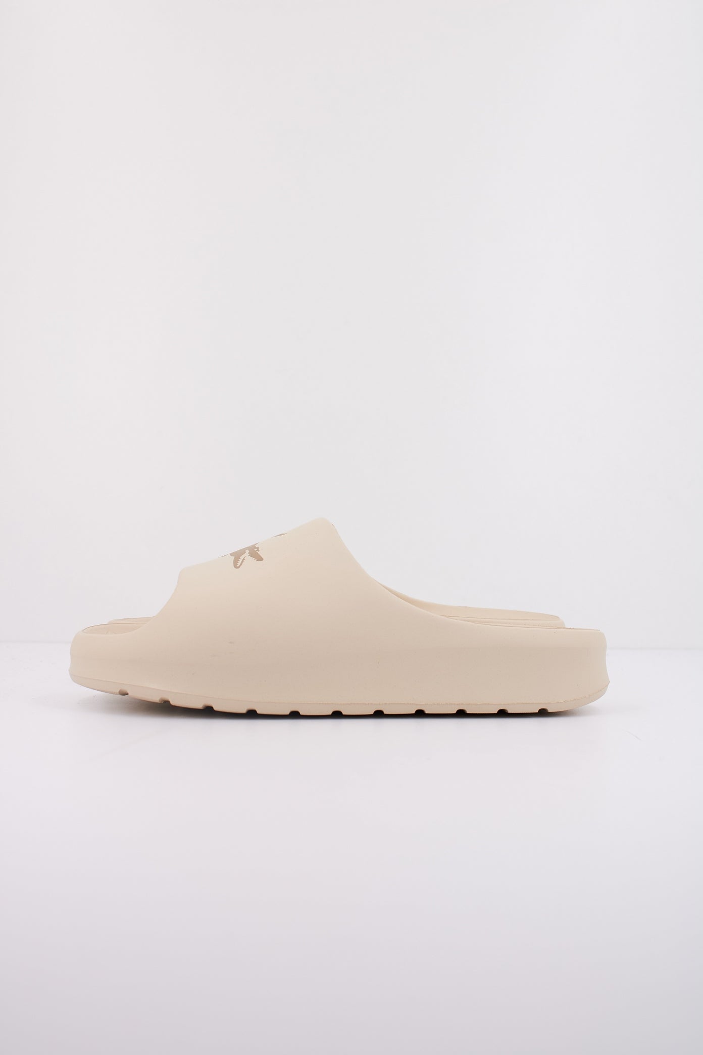LACOSTE SERVE SLIDE . en color BEIS  (1)