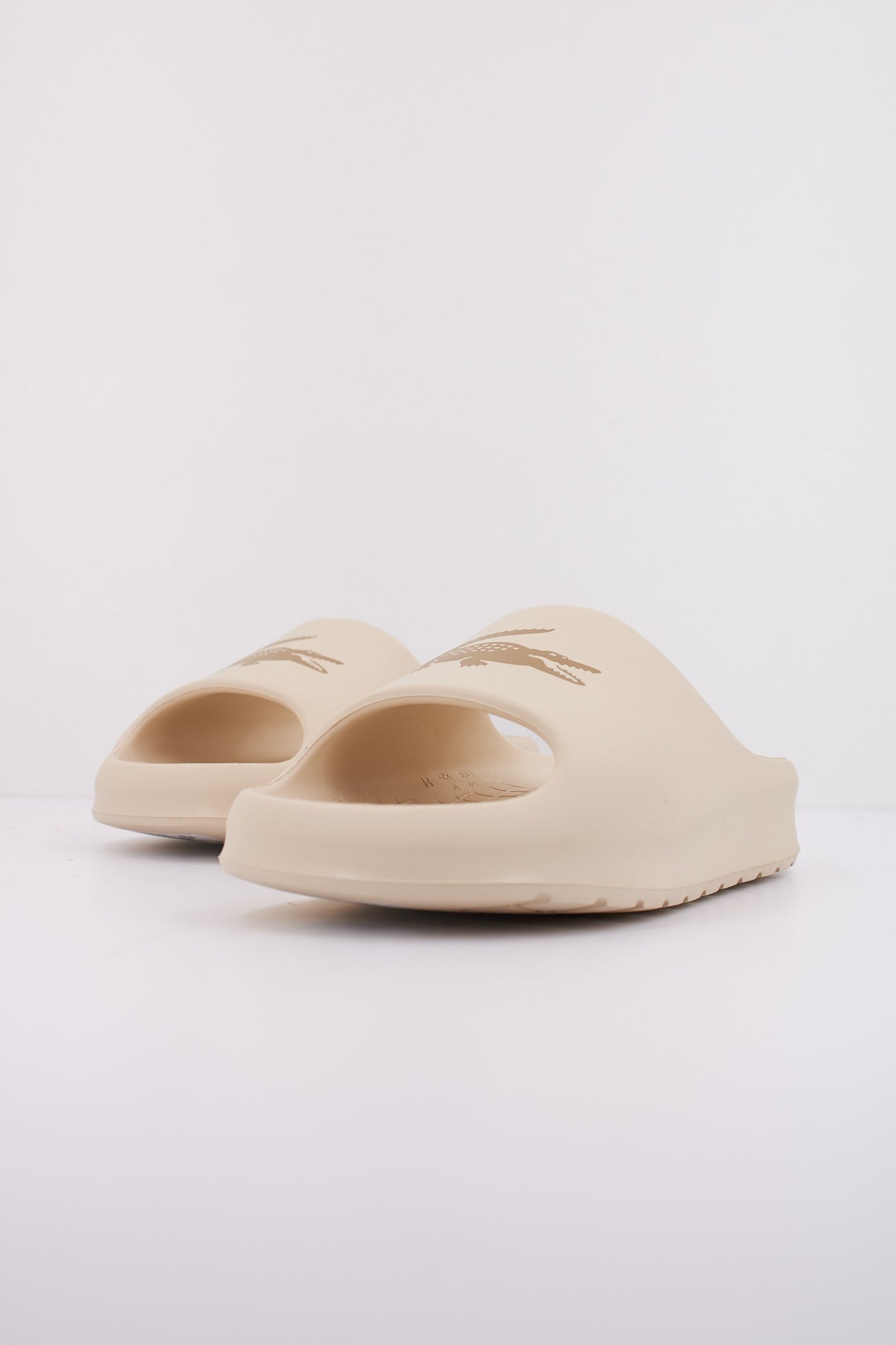 LACOSTE SERVE SLIDE . en color BEIS  (2)