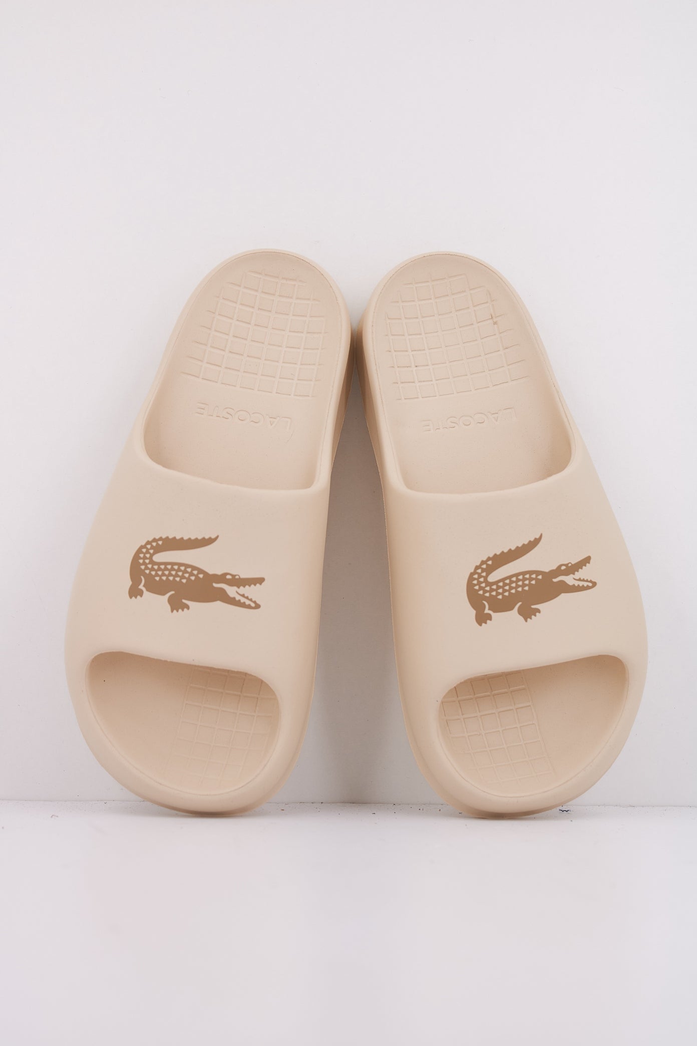 LACOSTE SERVE SLIDE . en color BEIS  (3)