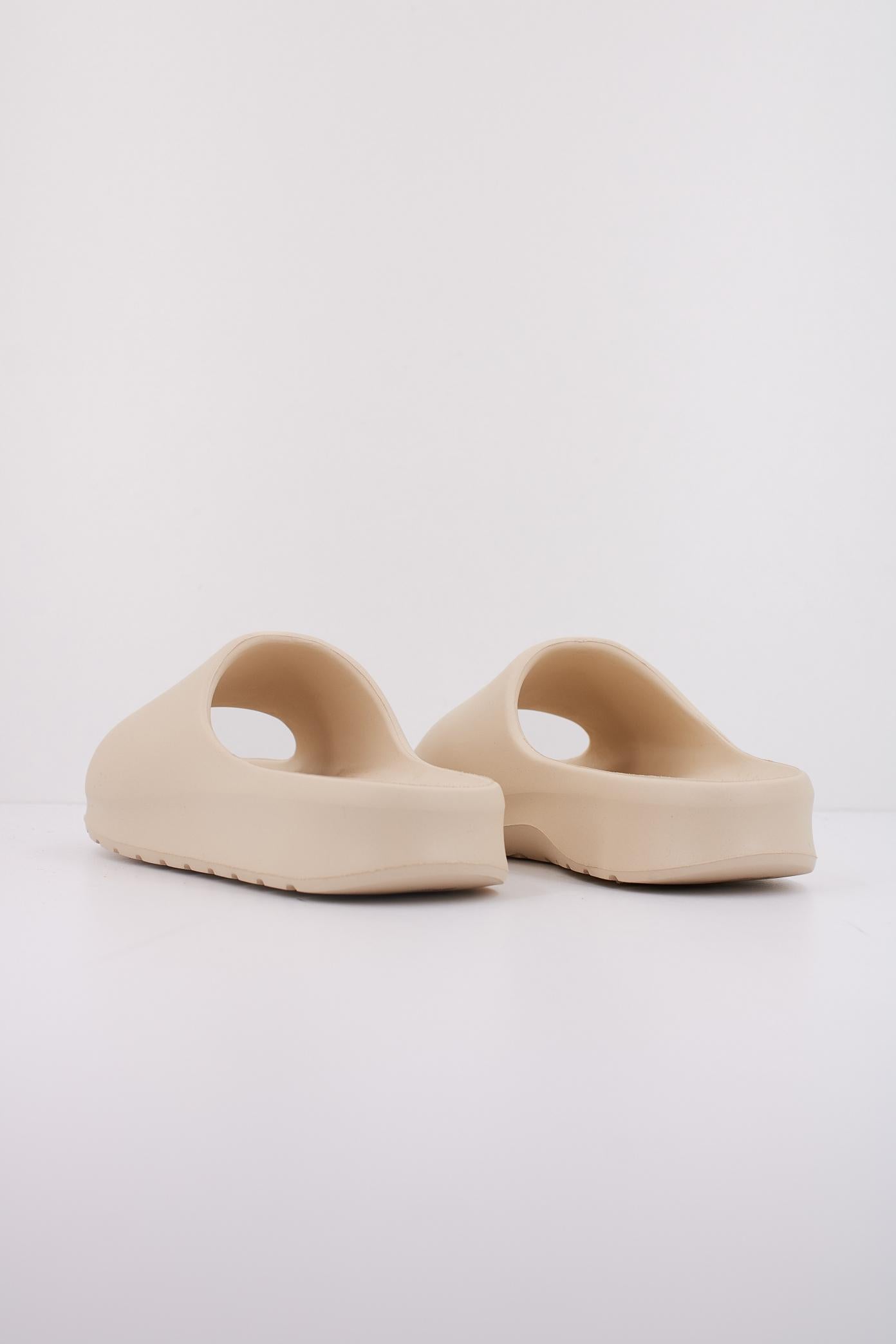 LACOSTE SERVE SLIDE . en color BEIS  (4)