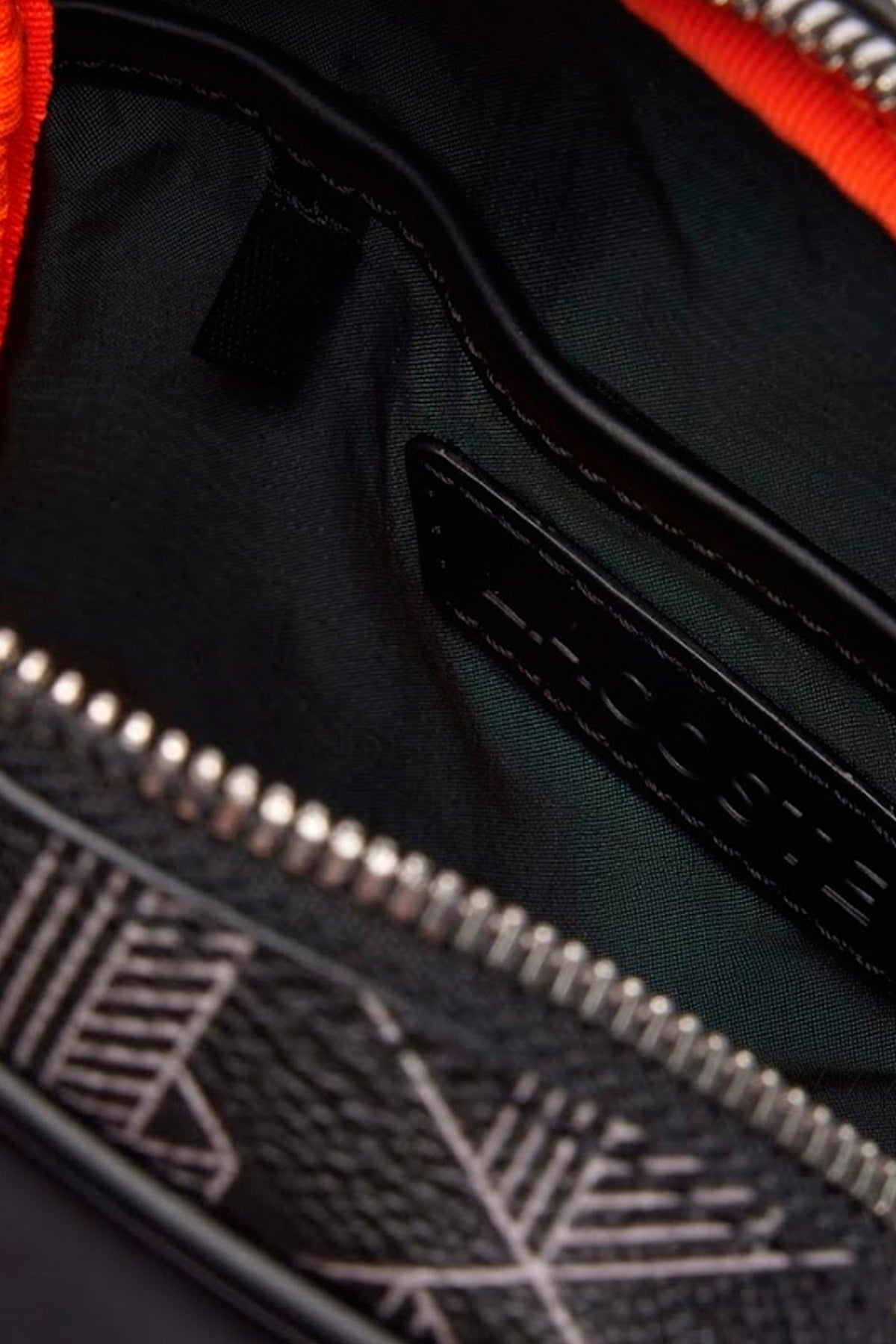 LACOSTE NHLX VERTICAL CAMERA BAG en color NEGRO  (2)