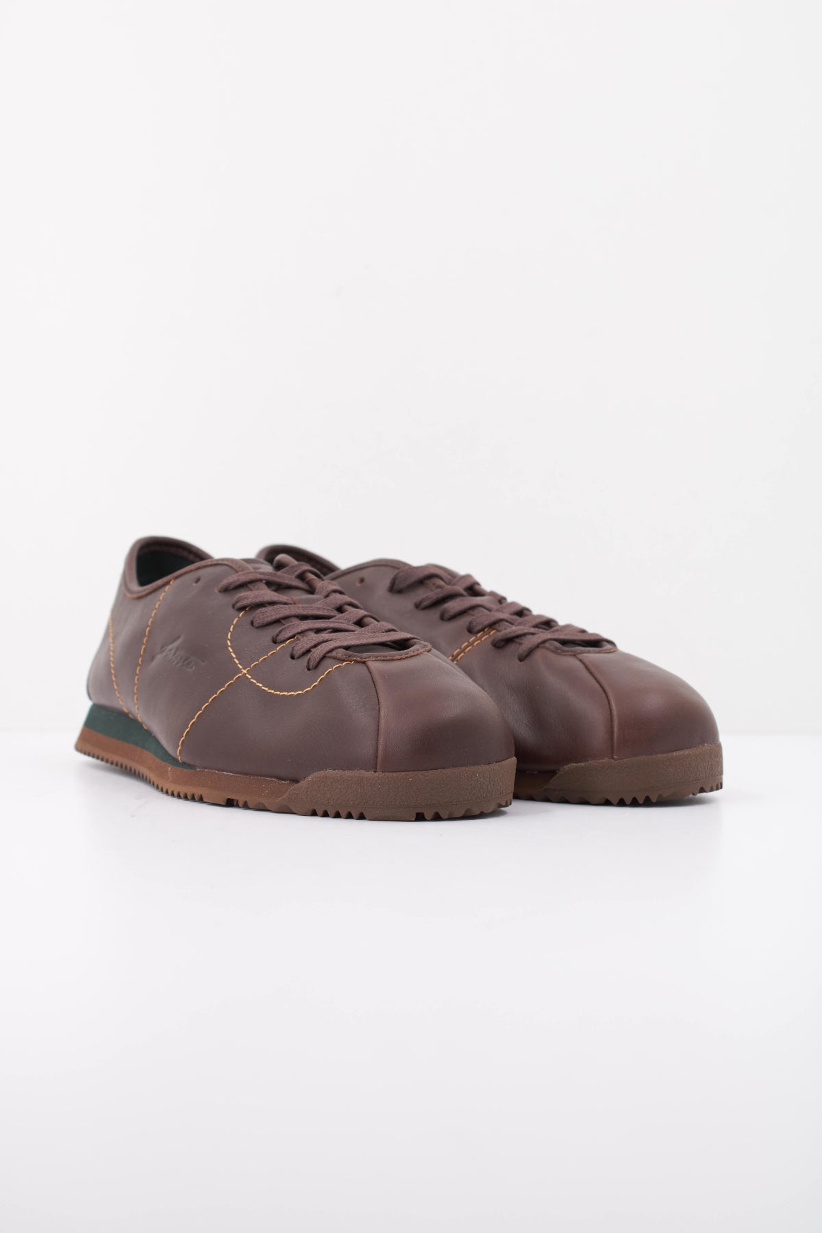 LACOSTE SMA CLUB LOW en color MARRON  (2)