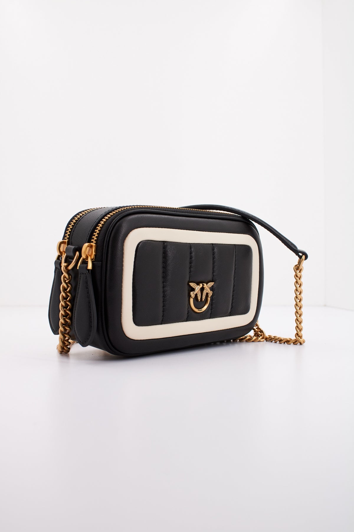 PINKO CAMERA CASE SHEEP NAPPA en color NEGRO  (2)