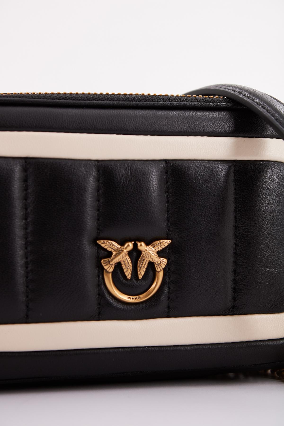 PINKO CAMERA CASE SHEEP NAPPA en color NEGRO  (4)