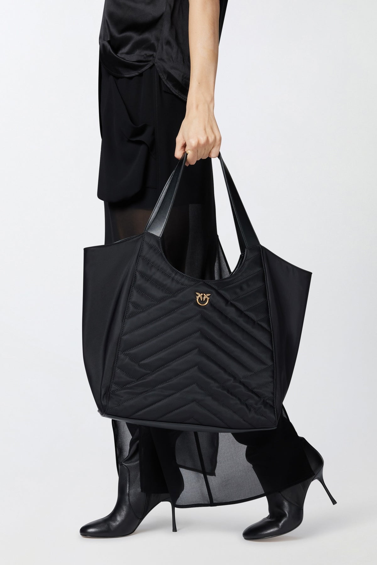PINKO TOTE BAG PUZZLE RECYCLE en color NEGRO  (4)
