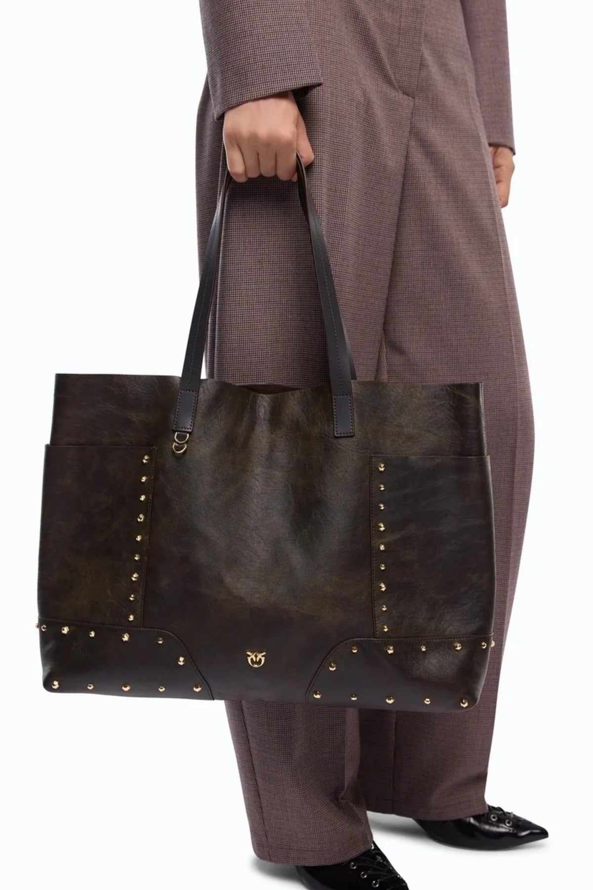 PINKO  AMA TOTE BAG STUDS PATCH CL en color MARRON  (1)
