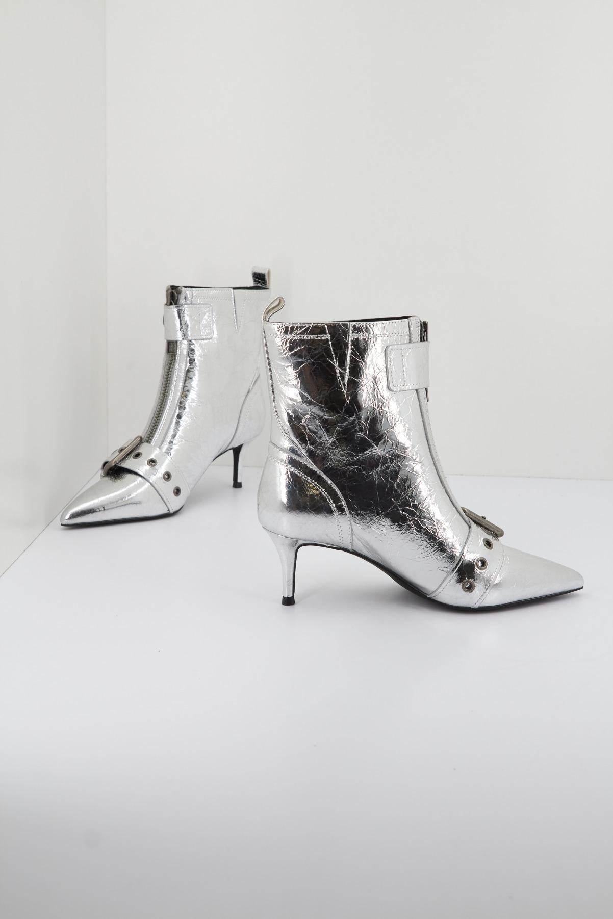 KURT GEIGER LONDON HACKNEY KITTEN BOOT en color PLATA  (3)