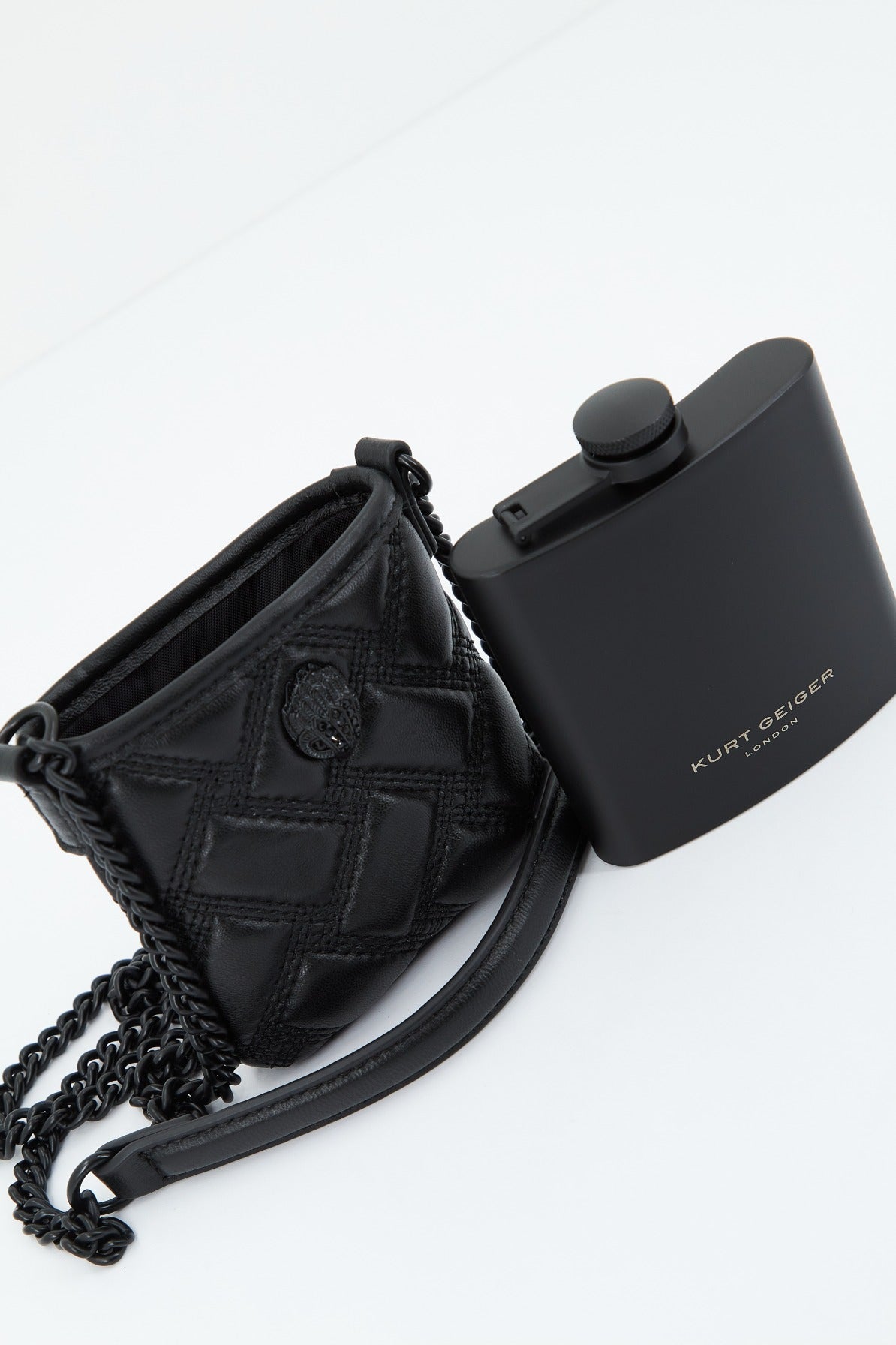 KURT GEIGER LONDON KENSINGTON FLASK en color NEGRO  (3)
