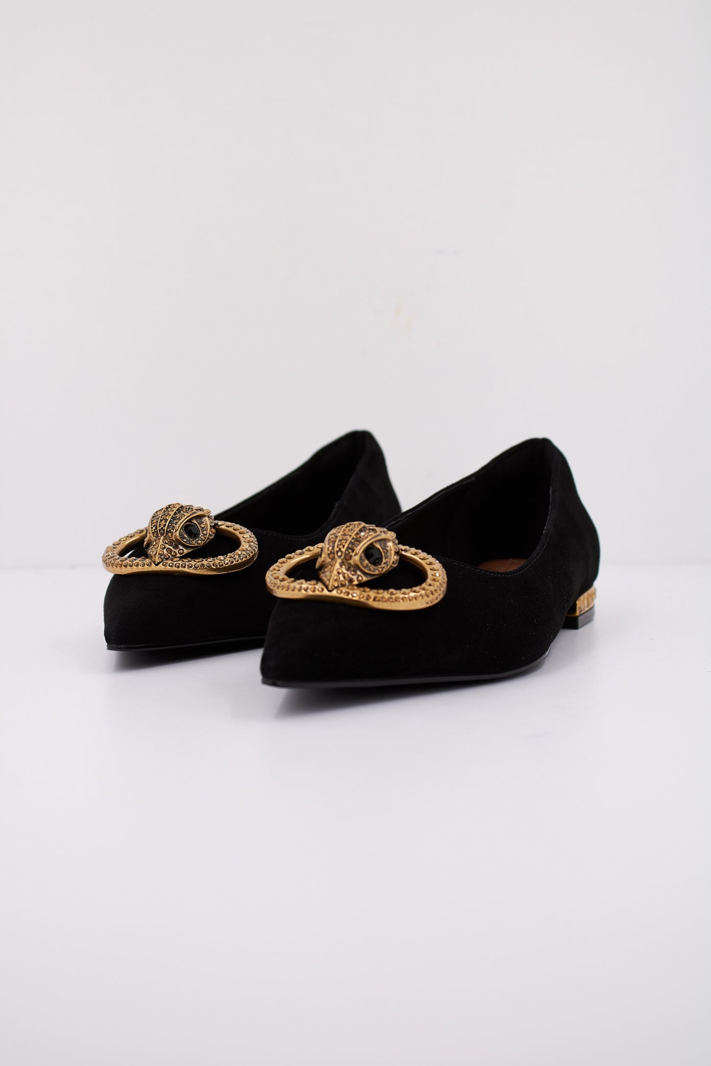KURT GEIGER LONDON CHELSEA POINT FLAT en color NEGRO  (2)