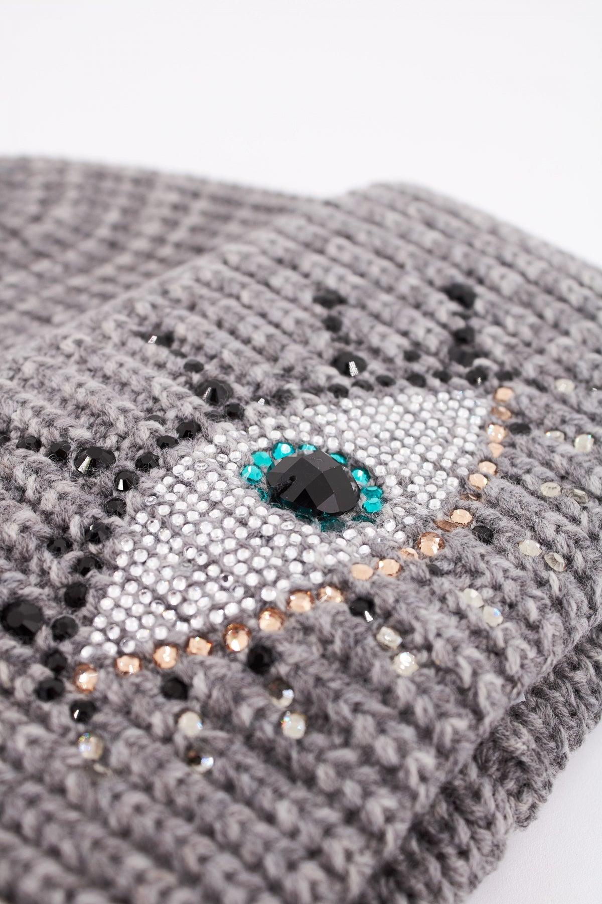 KURT GEIGER LONDON EVIL EYE BEANIE en color GRIS  (4)