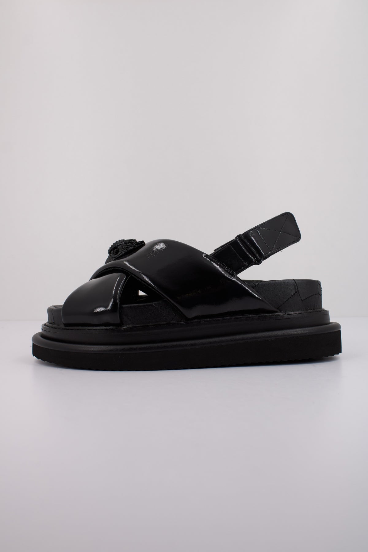 KURT GEIGER LONDON ORSON CROSS en color NEGRO  (1)