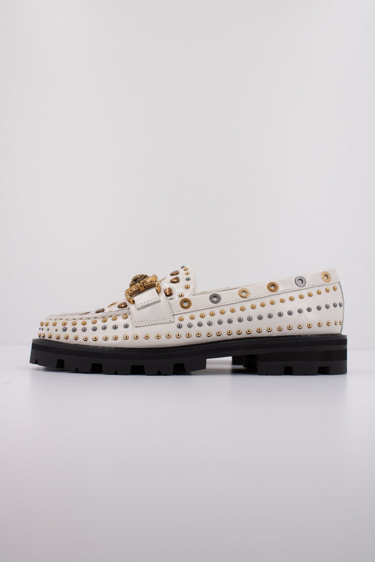 KURT GEIGER LONDON MANSION STUD LOAFER en color BLANCO  (1)