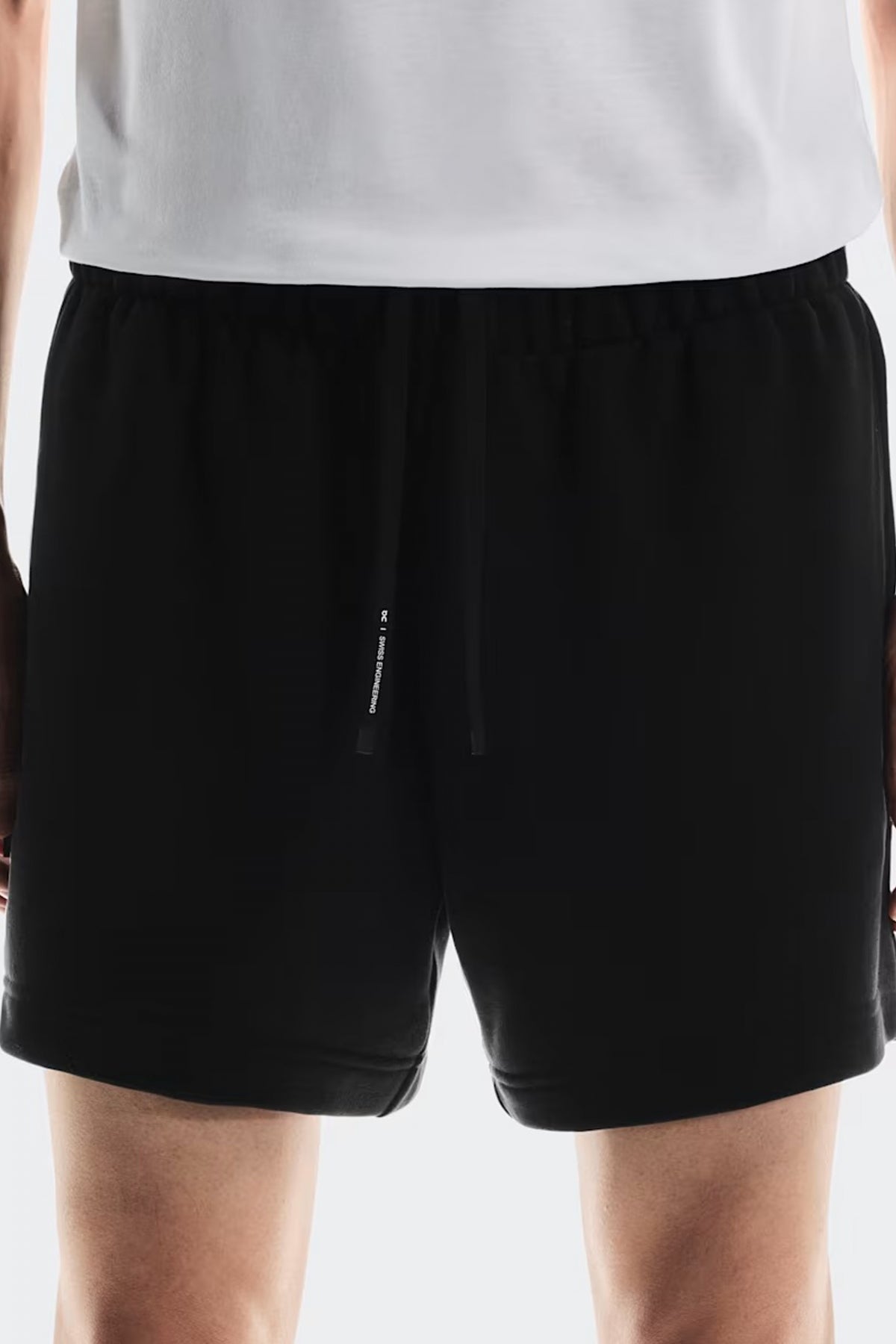 ON RUNNING CLUB SHORTS en color NEGRO  (1)
