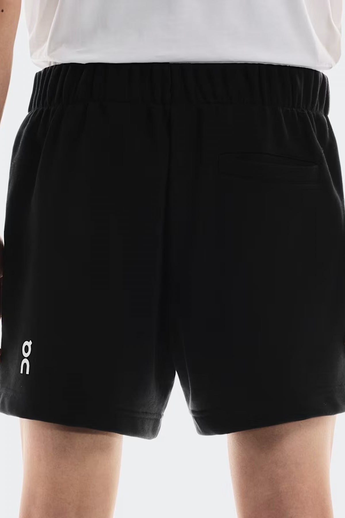 ON RUNNING CLUB SHORTS en color NEGRO  (2)
