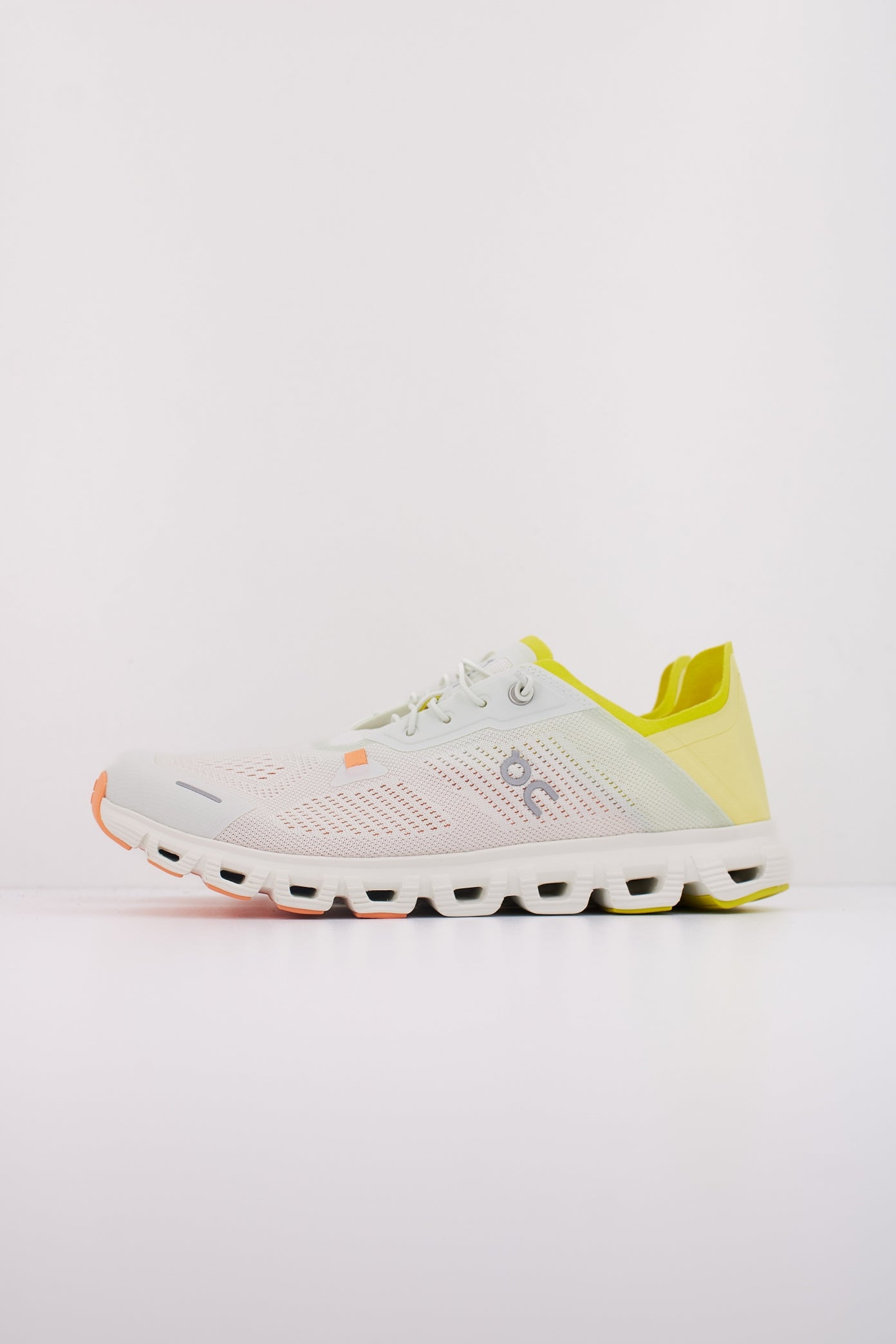 ON RUNNING CLOUD  COAST en color BLANCO  (1)