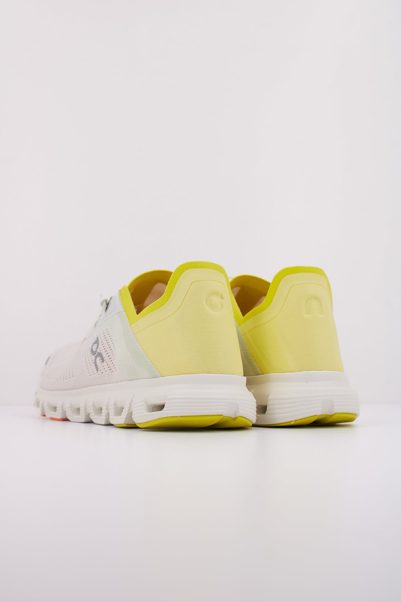 ON RUNNING CLOUD  COAST en color BLANCO  (4)