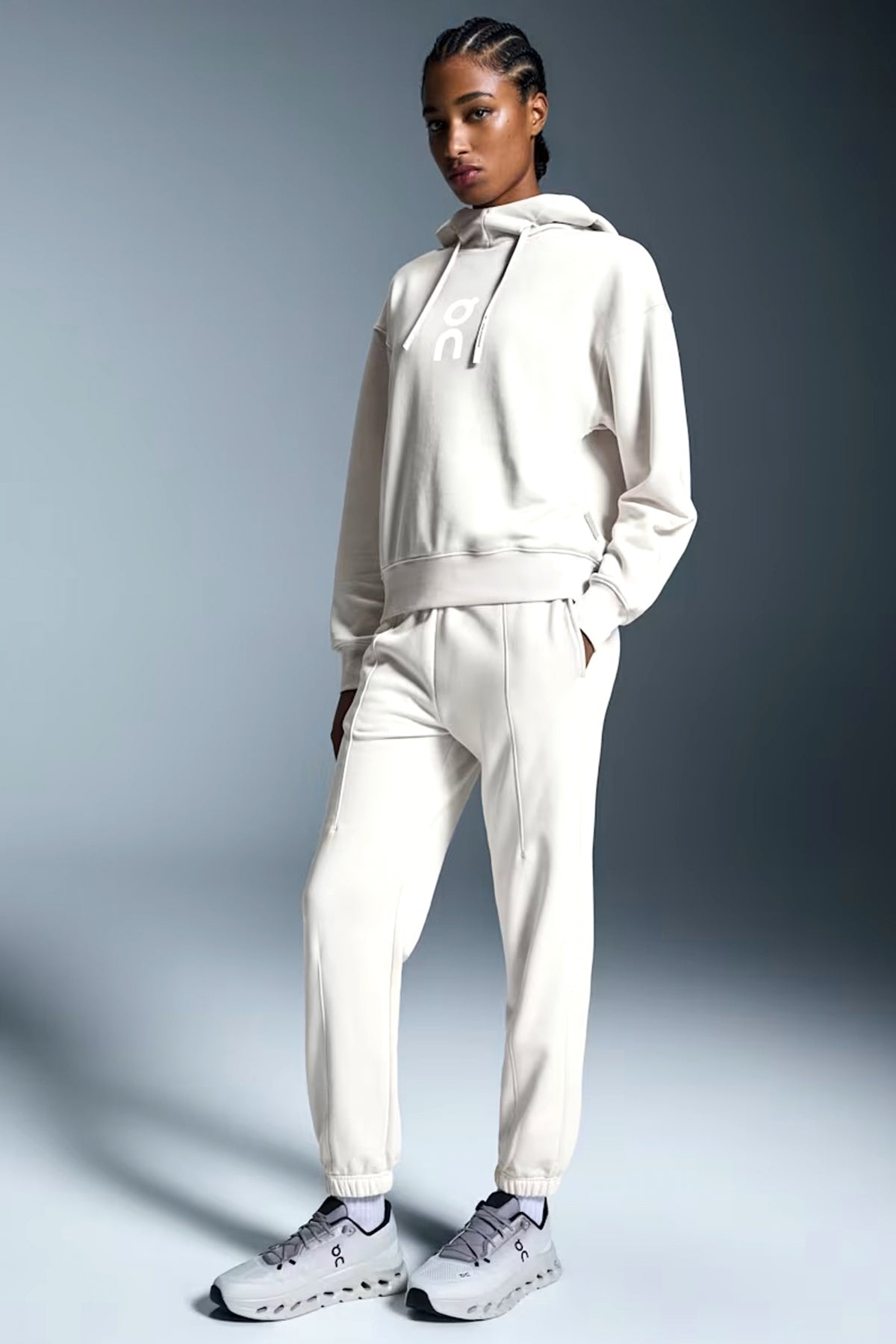 ON RUNNING CLUB PANTS en color BEIS  (1)